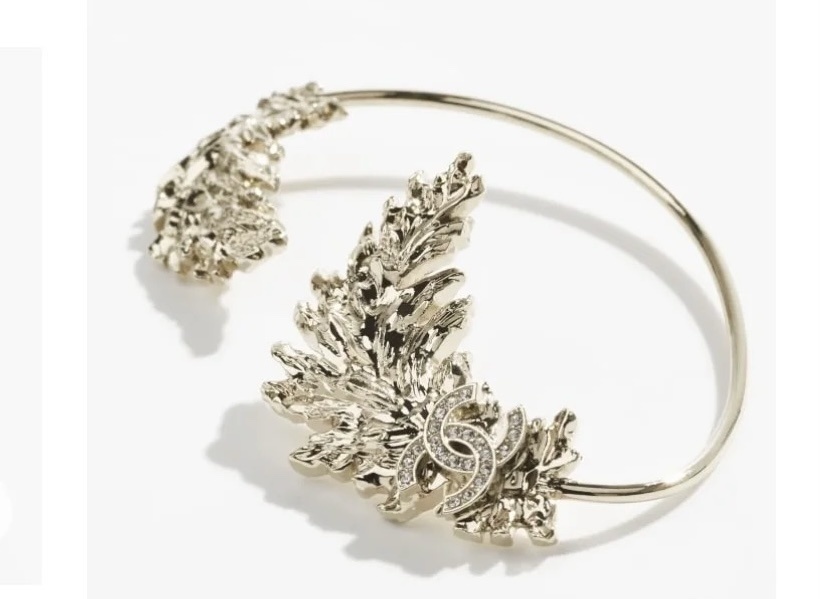Chanel Crystal CC Feather Ear Cuff – Elegant Gold-Tone Earring