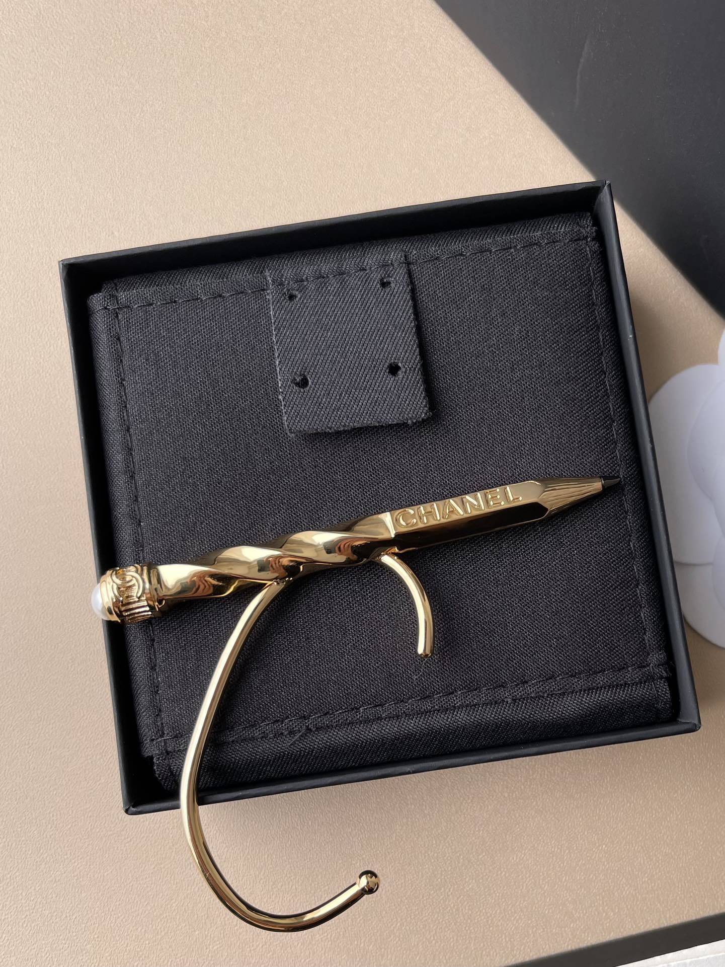 Chanel Gold-Tone Pencil Ear Cuff - Luxury Fall/Winter 2025/26