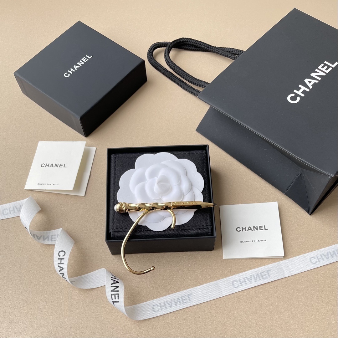 Chanel Gold-Tone Pencil Ear Cuff - Luxury Fall/Winter 2025/26