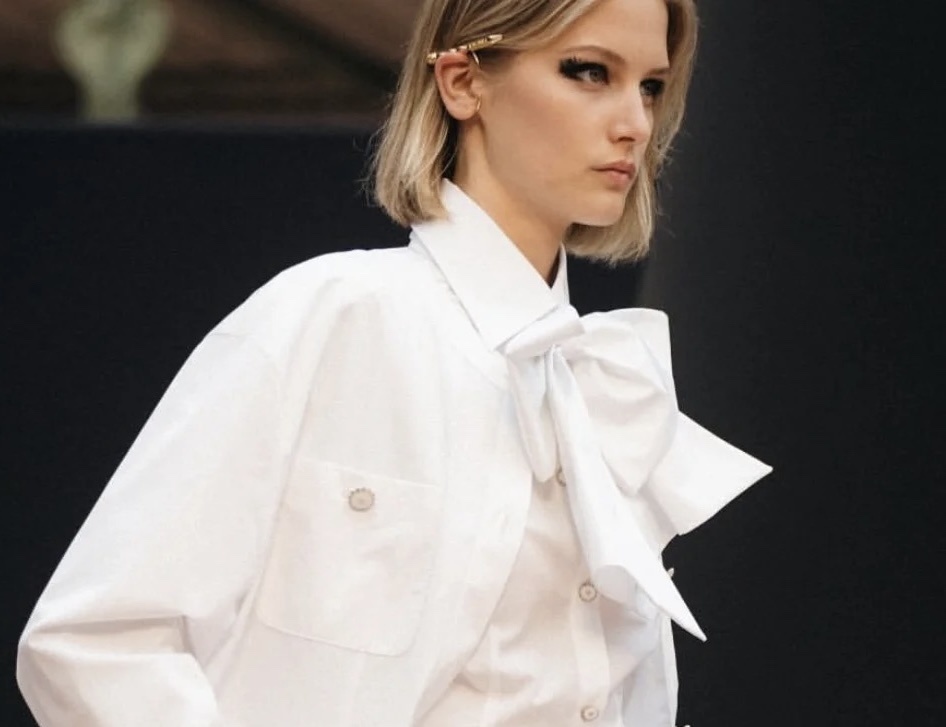 Chanel Gold-Tone Pencil Ear Cuff - Luxury Fall/Winter 2025/26