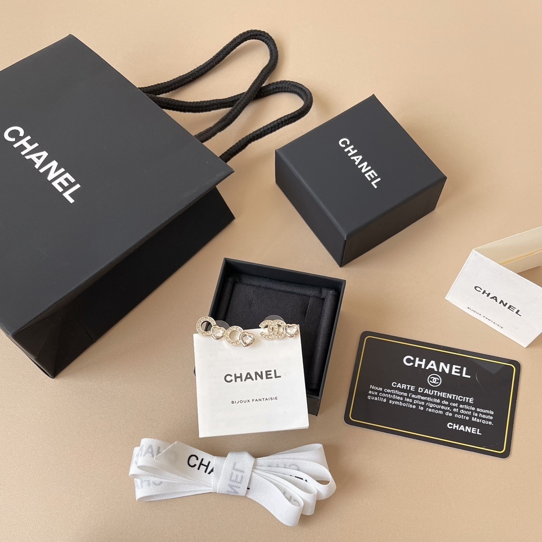 Luxury Gold CC Heart Earrings with Sparkling Diamonds for Women