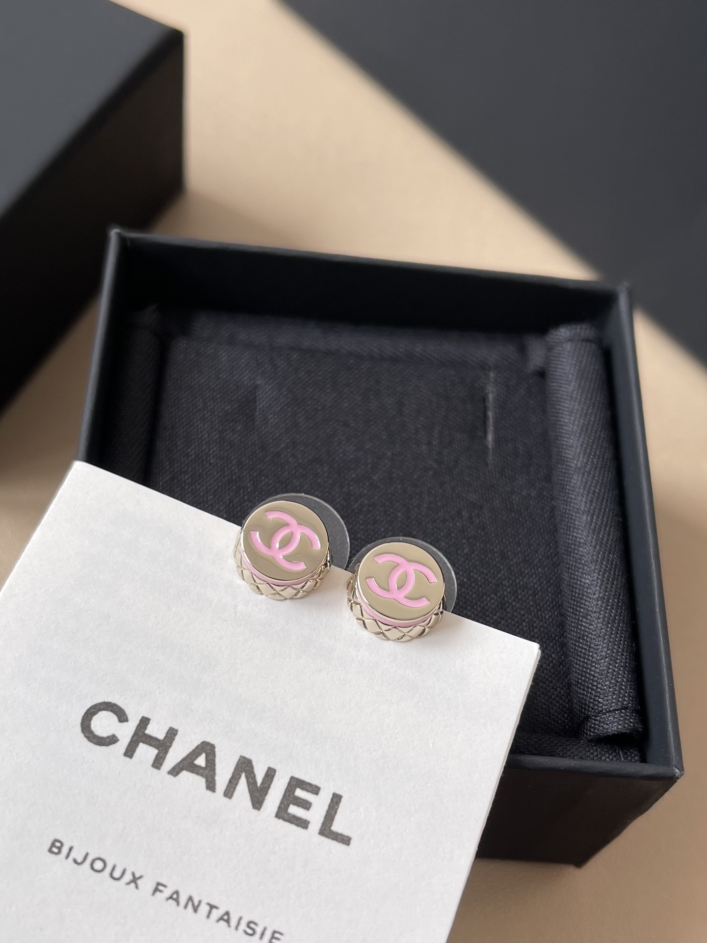 Elegant CC Logo Stud Earrings & Pink Marble Bag Pendant Necklace Set