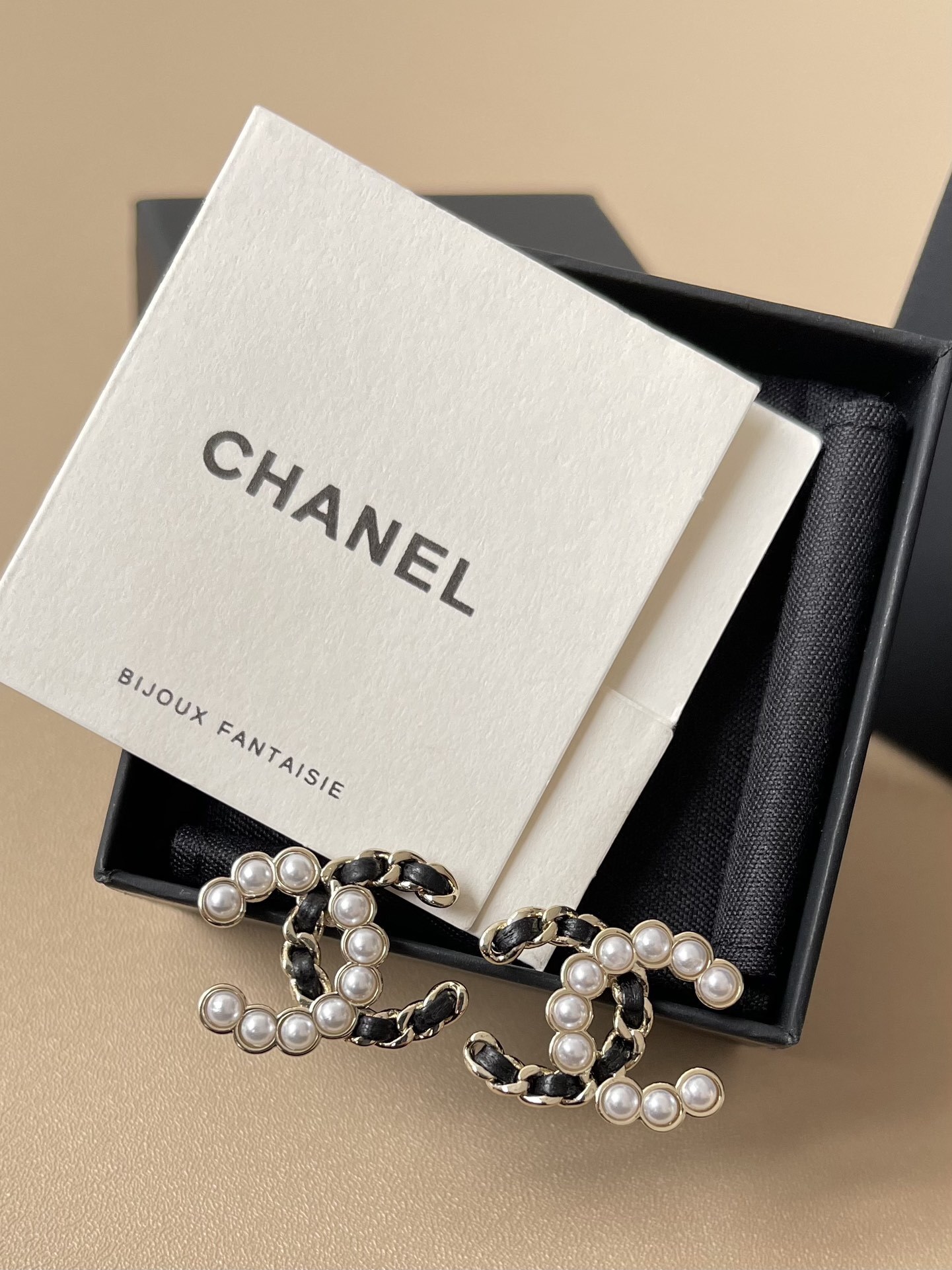 Luxury Pearl & Leather Interwoven CC Logo Stud Earrings for Women