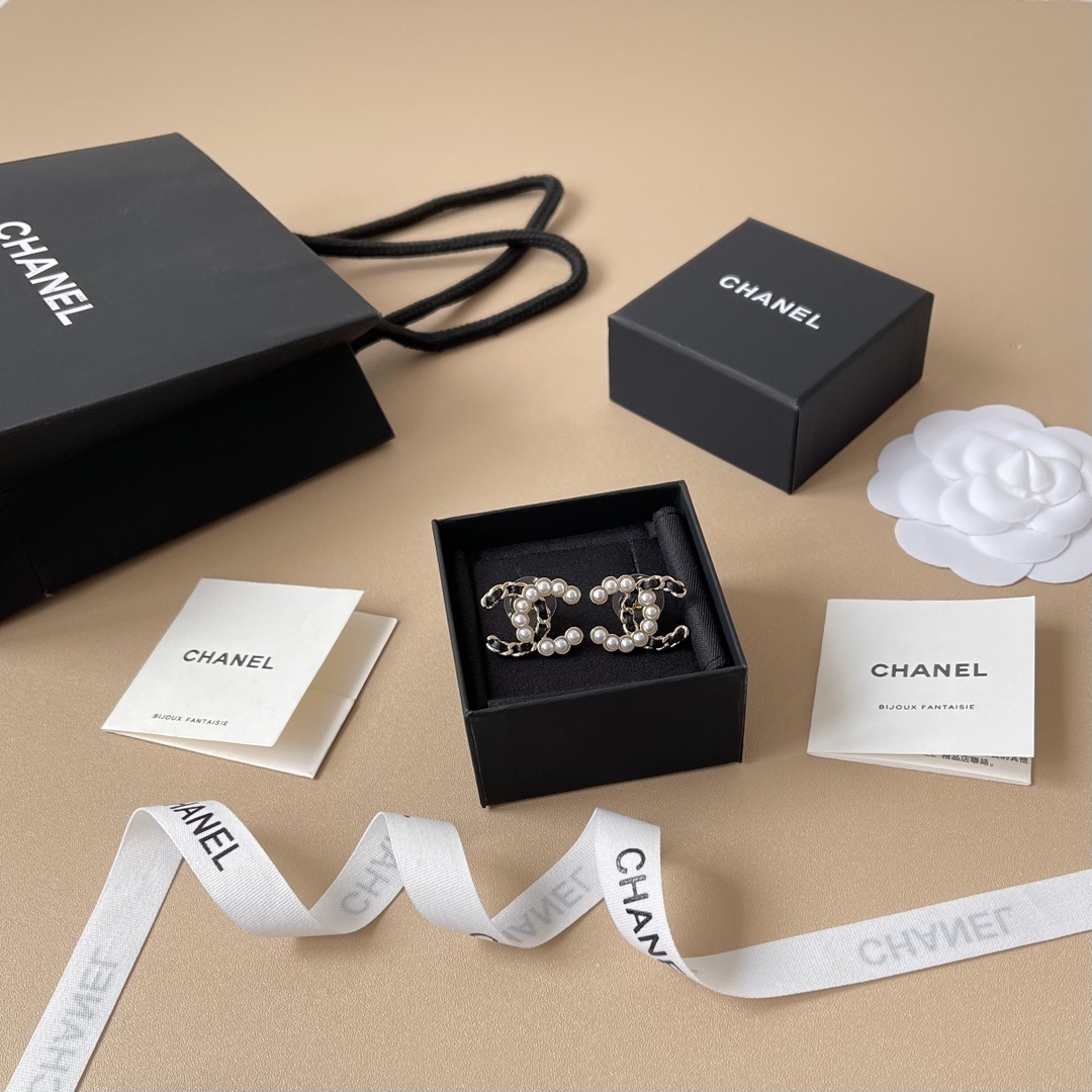 Luxury Pearl & Leather Interwoven CC Logo Stud Earrings for Women