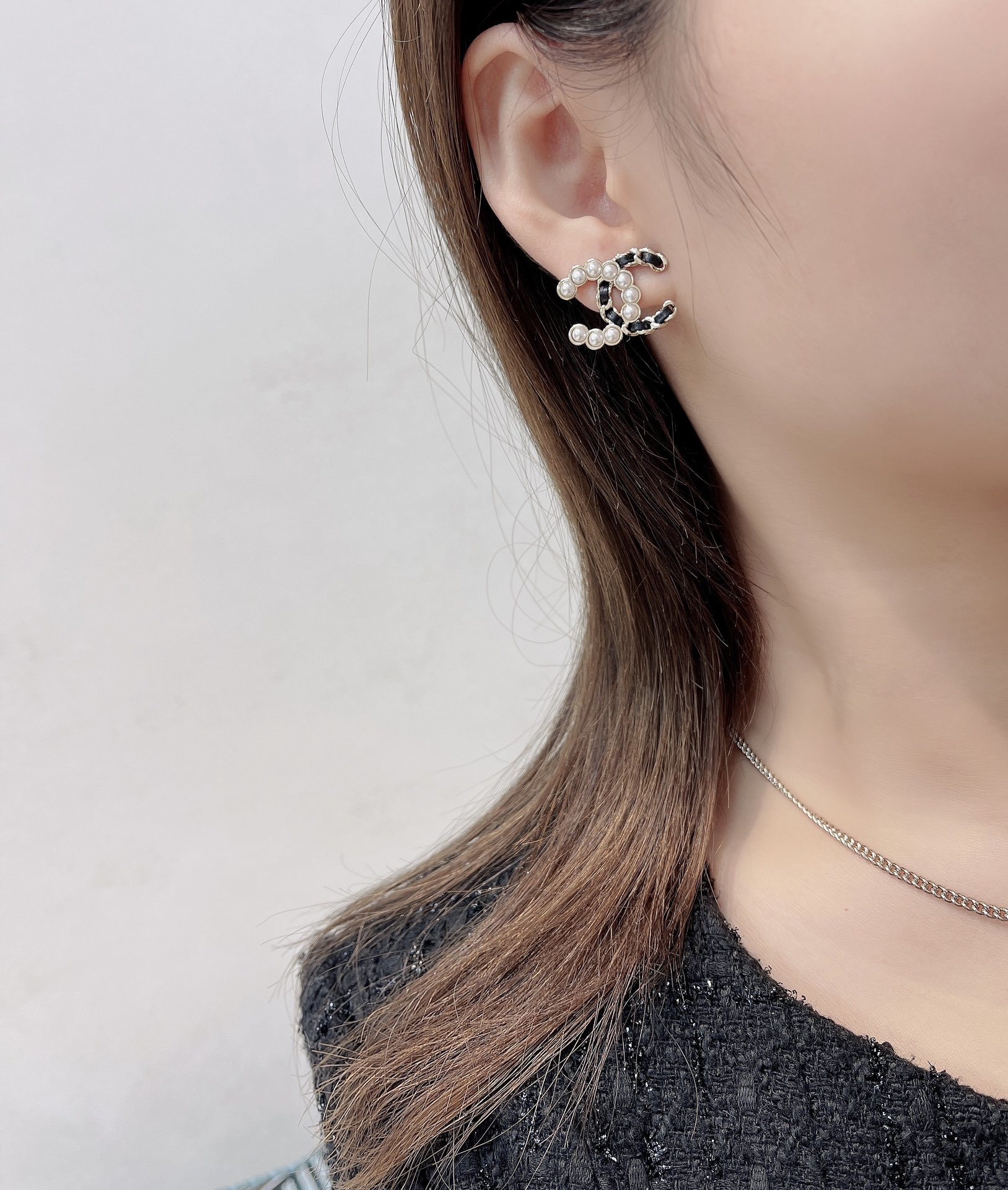 Luxury Pearl & Leather Interwoven CC Logo Stud Earrings for Women