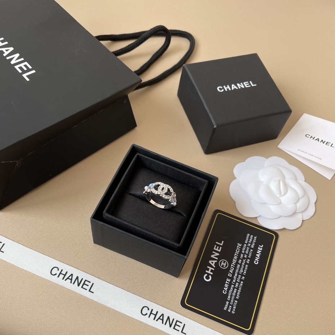 Elegant Interlocking CC Crystal Ring with Pearl & Blue Accents