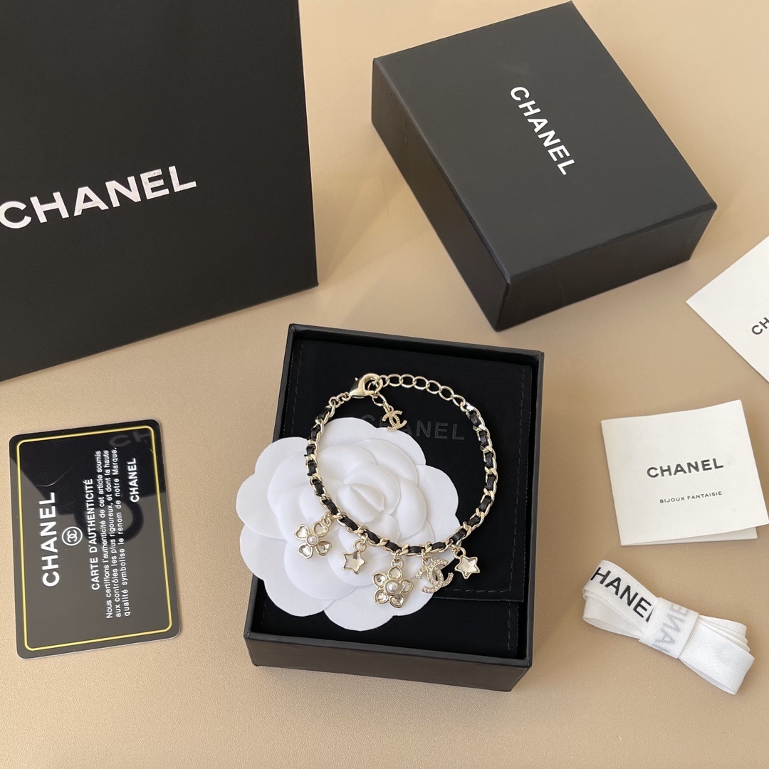 Chanel 2025/26 Fall-Winter Lambskin & Crystal Charm Bracelet