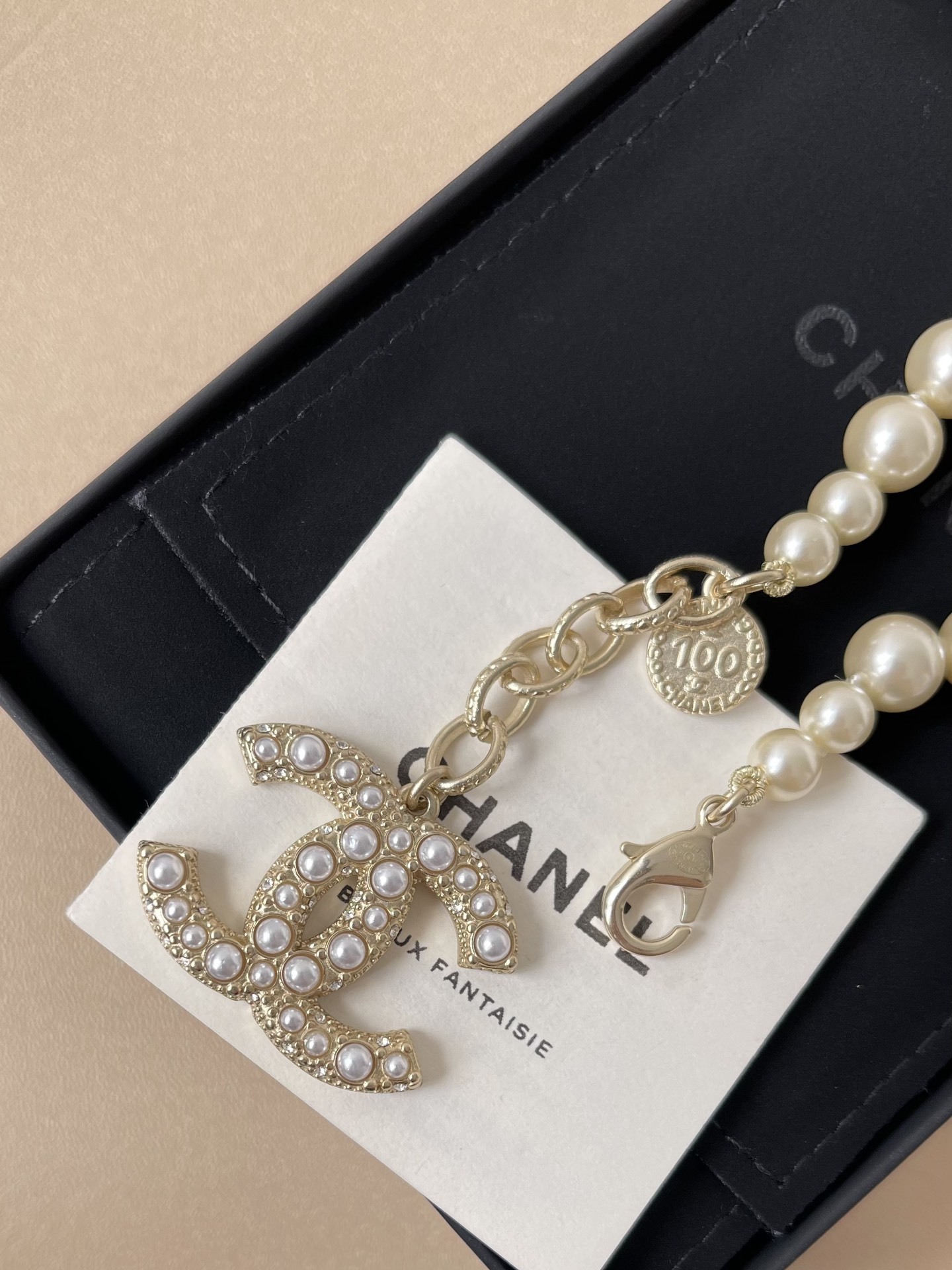 Luxury Chanel CC Logo Pearl Bracelet - Elegant Gold Charm Jewelry