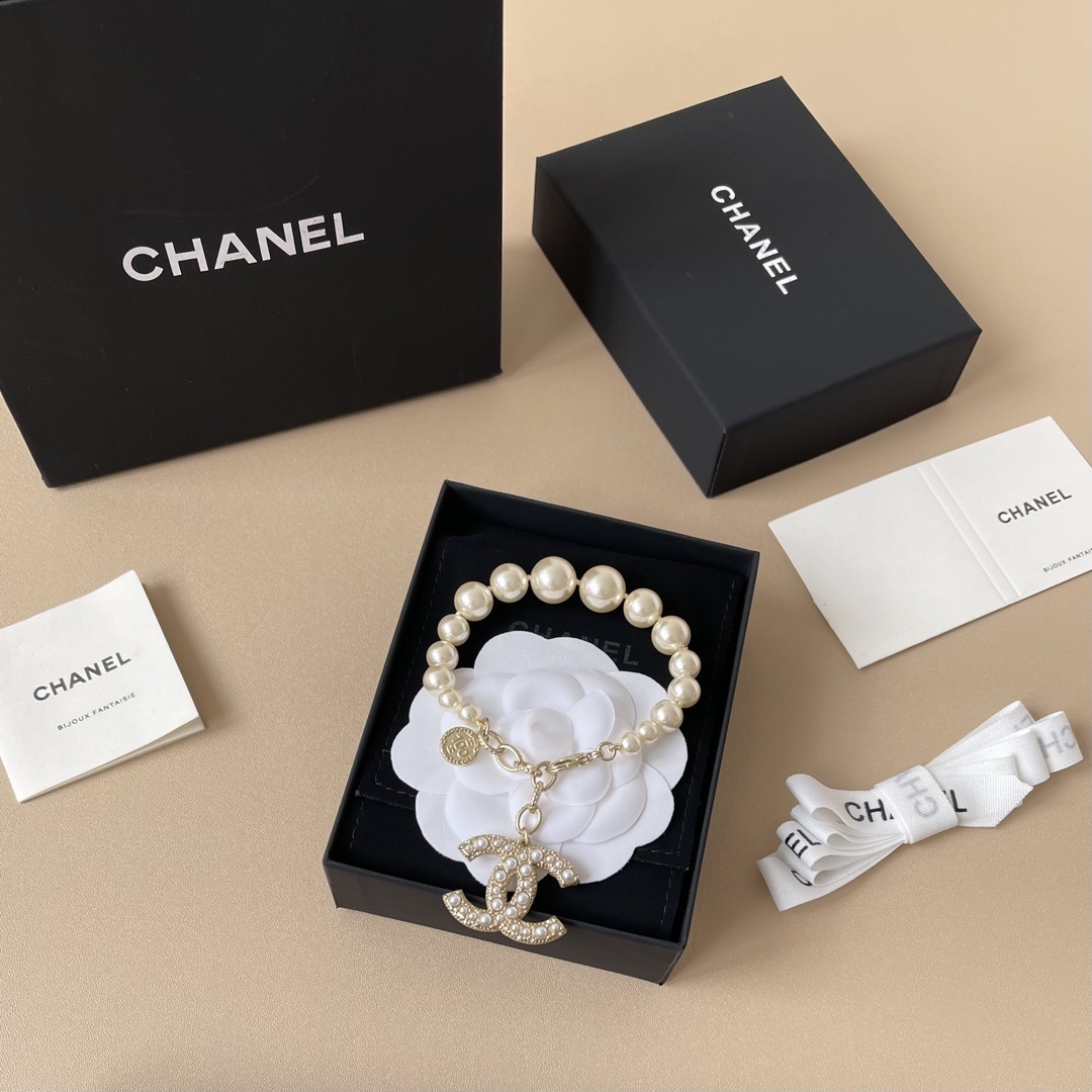 Luxury Chanel CC Logo Pearl Bracelet - Elegant Gold Charm Jewelry