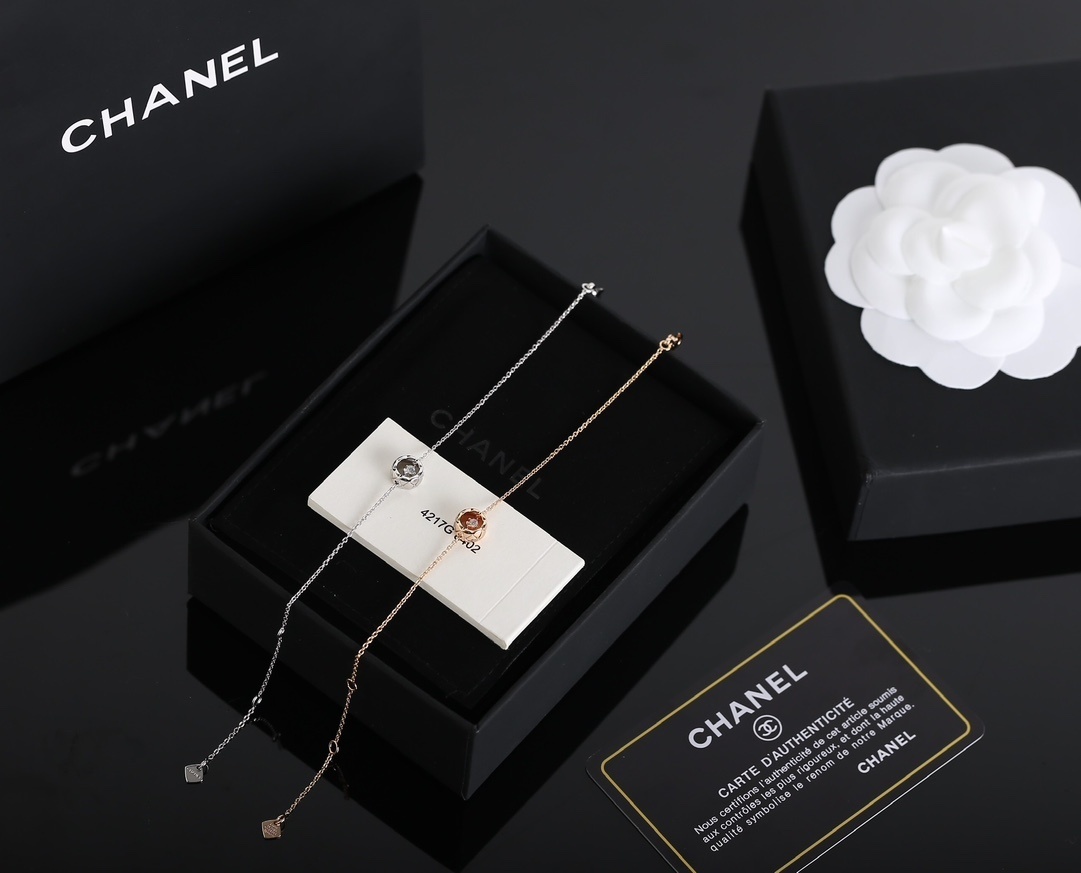 Chanel COCO Crush Bracelet 18K White Gold with Quilted Diamond