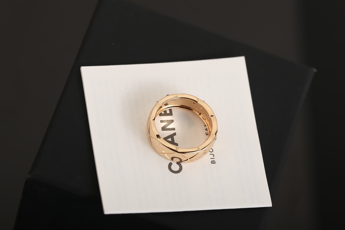 Luxury Quilted Diamond Ring - 18K Gold Plated Coco Crush Style