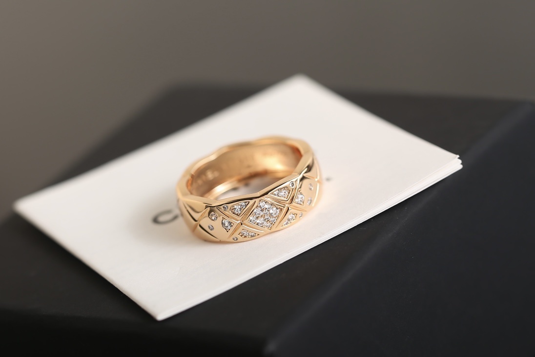 Luxury Quilted Diamond Ring - 18K Gold Plated Coco Crush Style