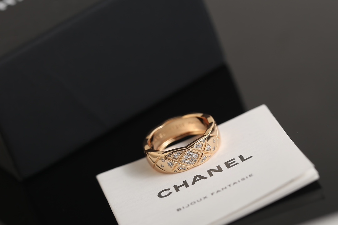 Luxury Quilted Diamond Ring - 18K Gold Plated Coco Crush Style