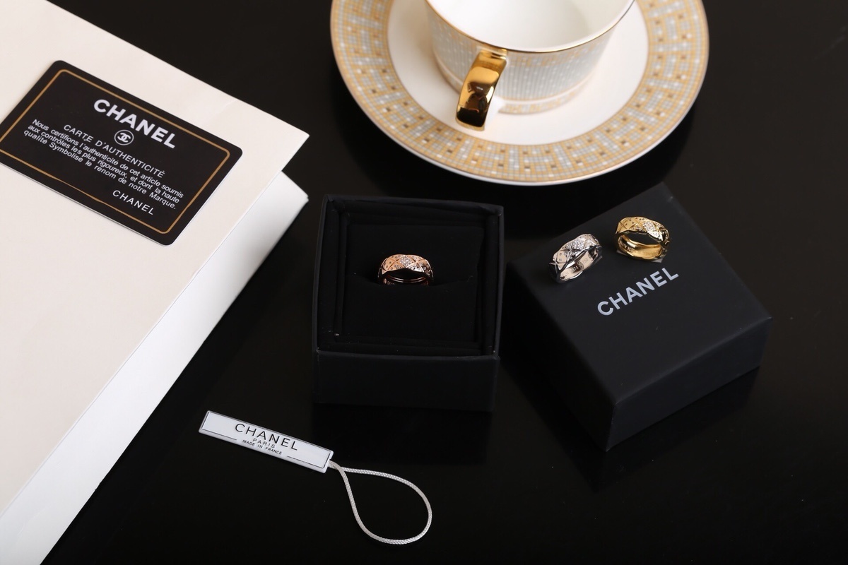 Luxury Quilted Diamond Ring - 18K Gold Plated Coco Crush Style