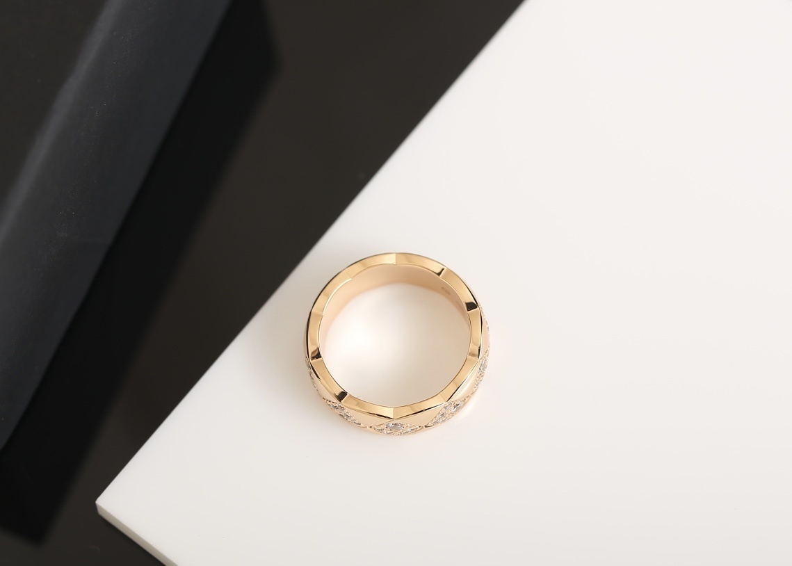 Chanel Coco Crush Ring 18K Beige Gold with Diamonds Quilted Motif