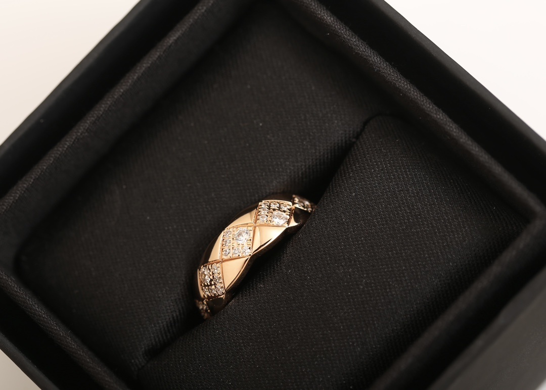 Chanel Coco Crush Ring 18K Beige Gold with Diamonds Quilted Motif