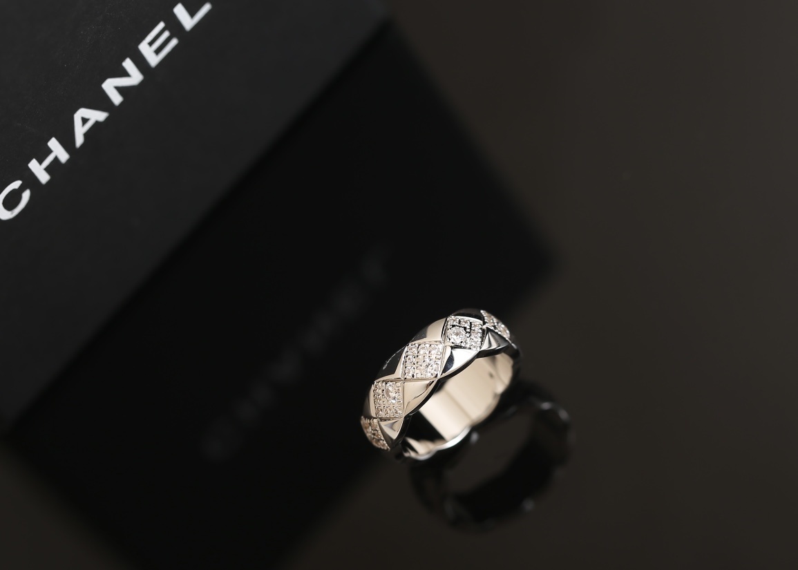 Chanel Coco Crush Ring 18K Beige Gold with Diamonds Quilted Motif