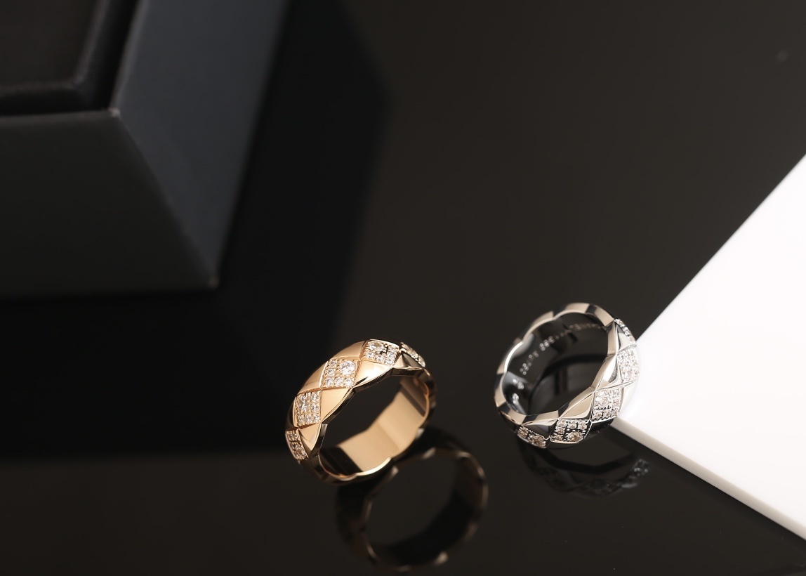 Chanel Coco Crush Ring 18K Beige Gold with Diamonds Quilted Motif