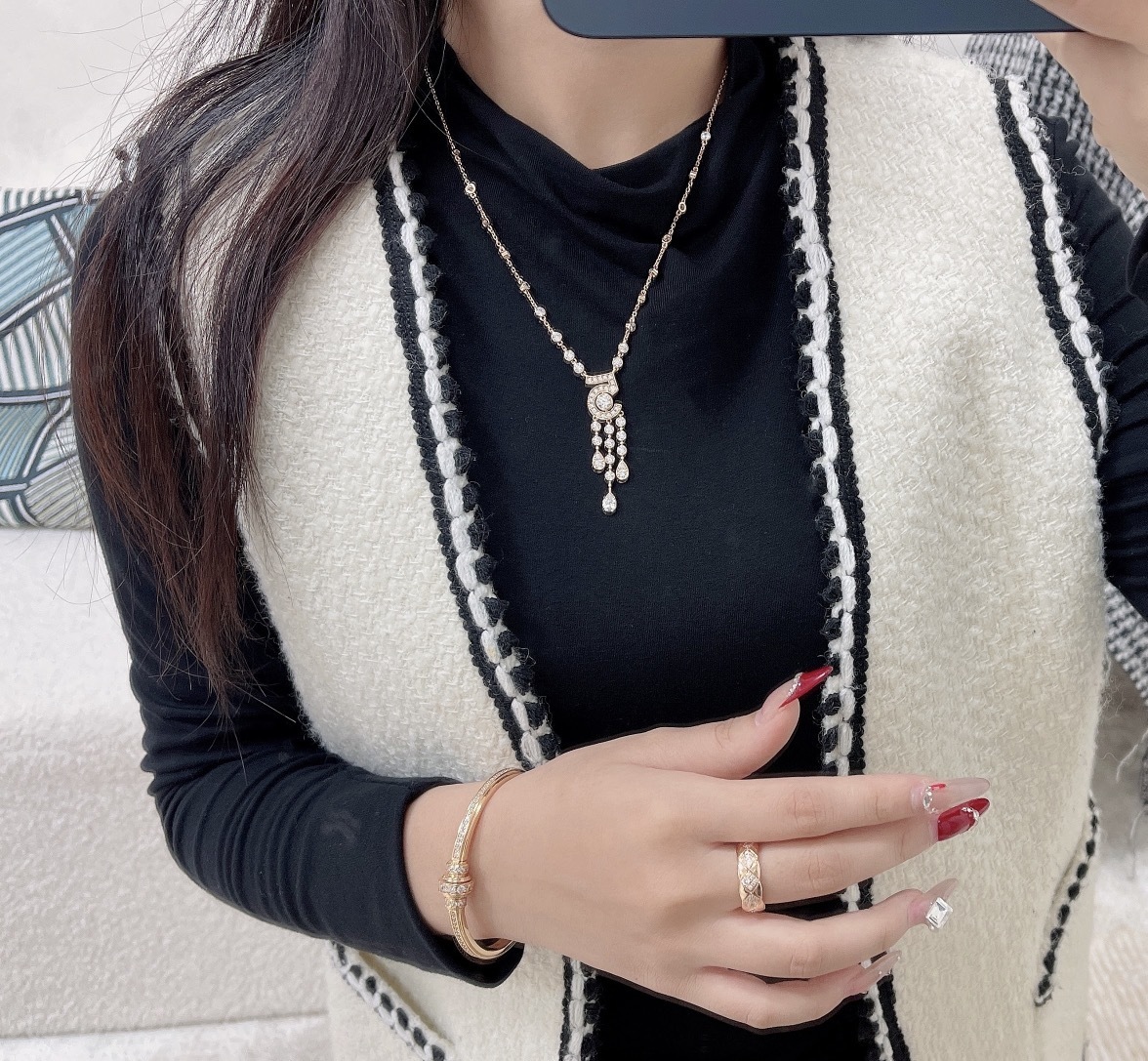 Chanel Coco Crush Ring 18K Beige Gold with Diamonds Quilted Motif