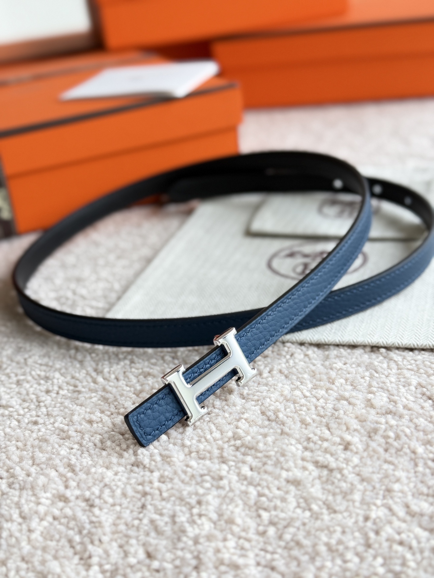 Luxury Hermès Women's Skinny Leather Belt with Gold H Buckle