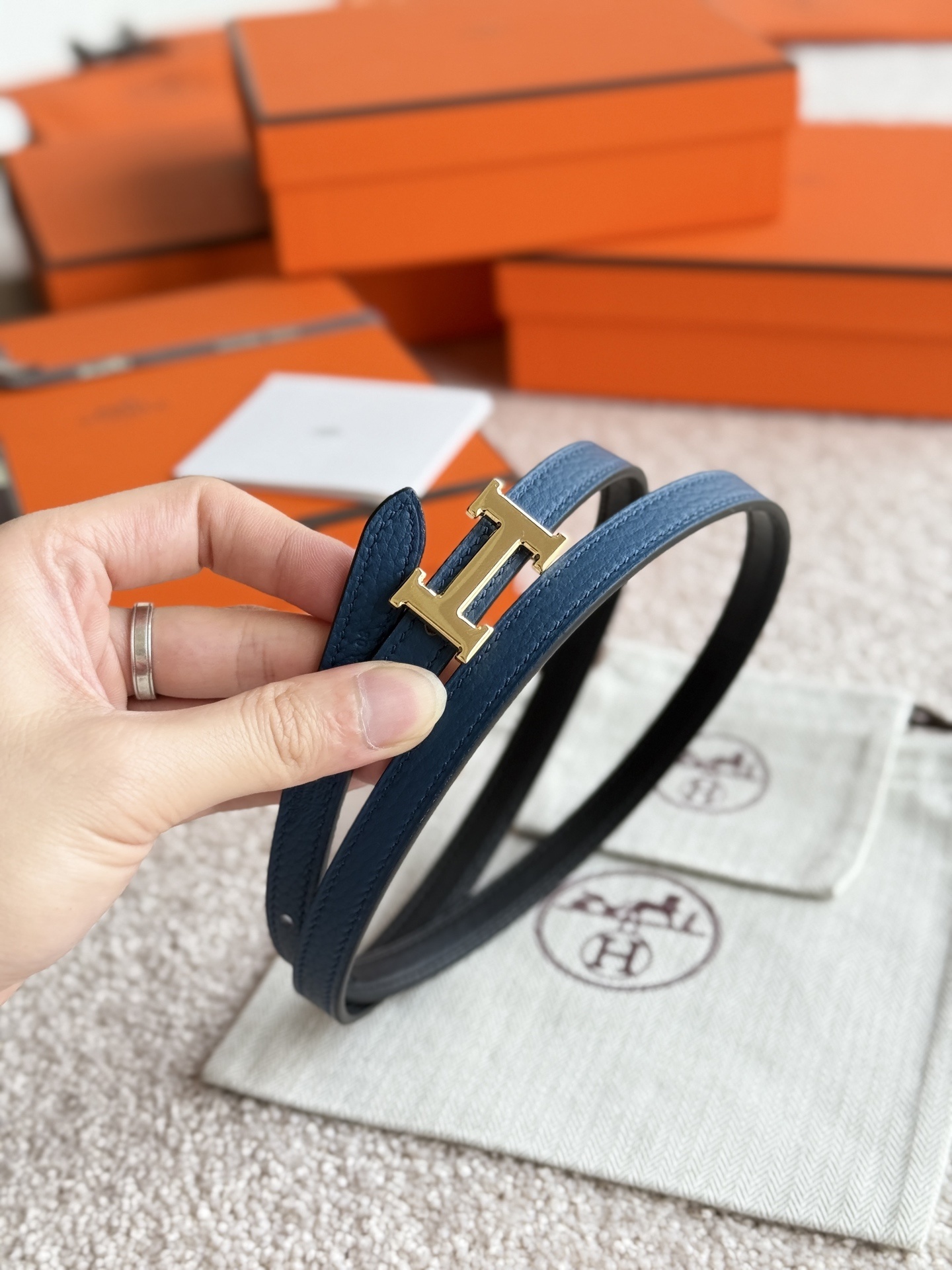 Luxury Hermès Women's Skinny Leather Belt with Gold H Buckle