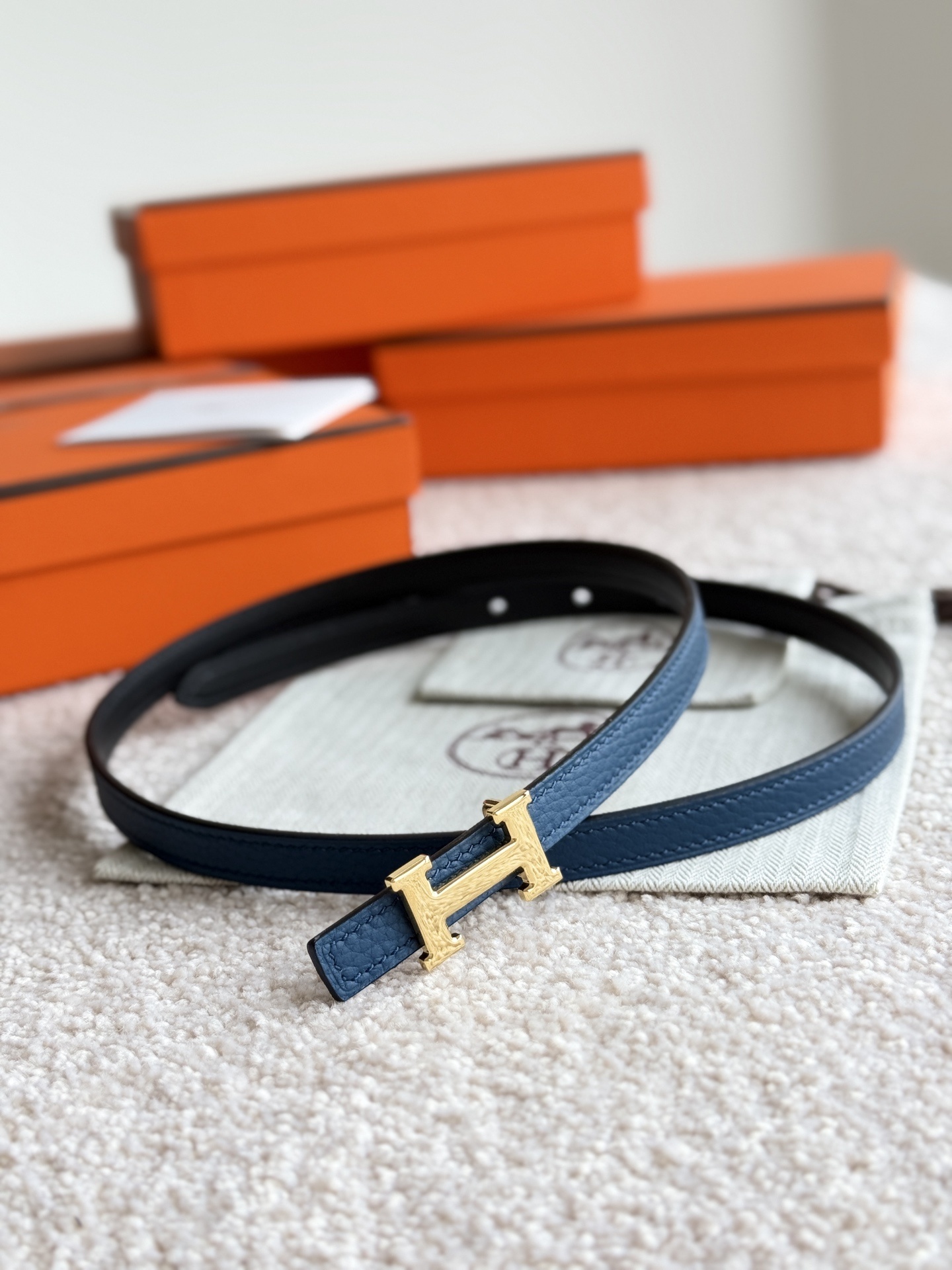 Luxury Hermès Women’s Skinny Leather Belt with Gold H Buckle
