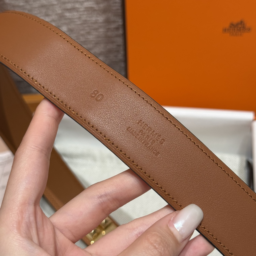 Luxury Grained Leather Belt with Gold Pyramid Studs - Brown