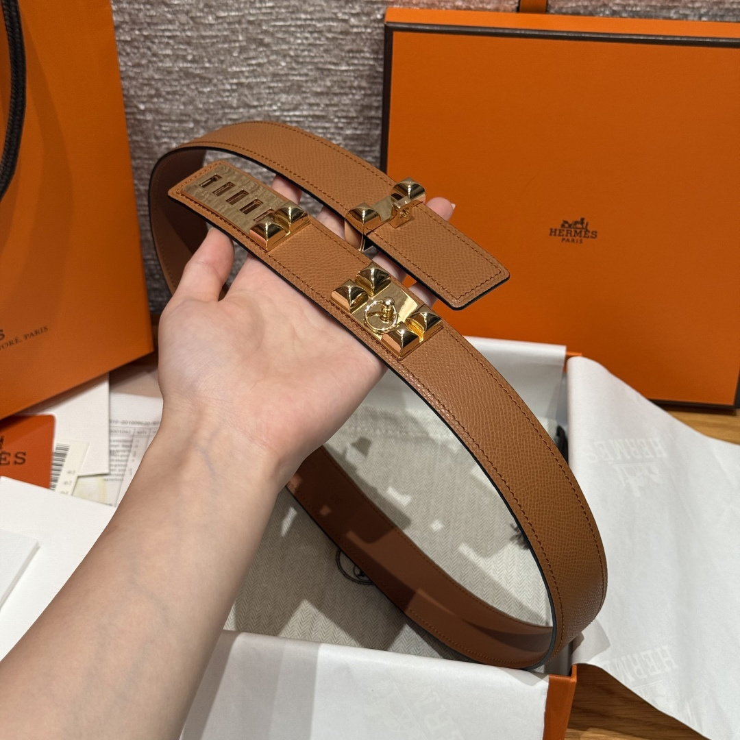 Luxury Grained Leather Belt with Gold Pyramid Studs – Brown