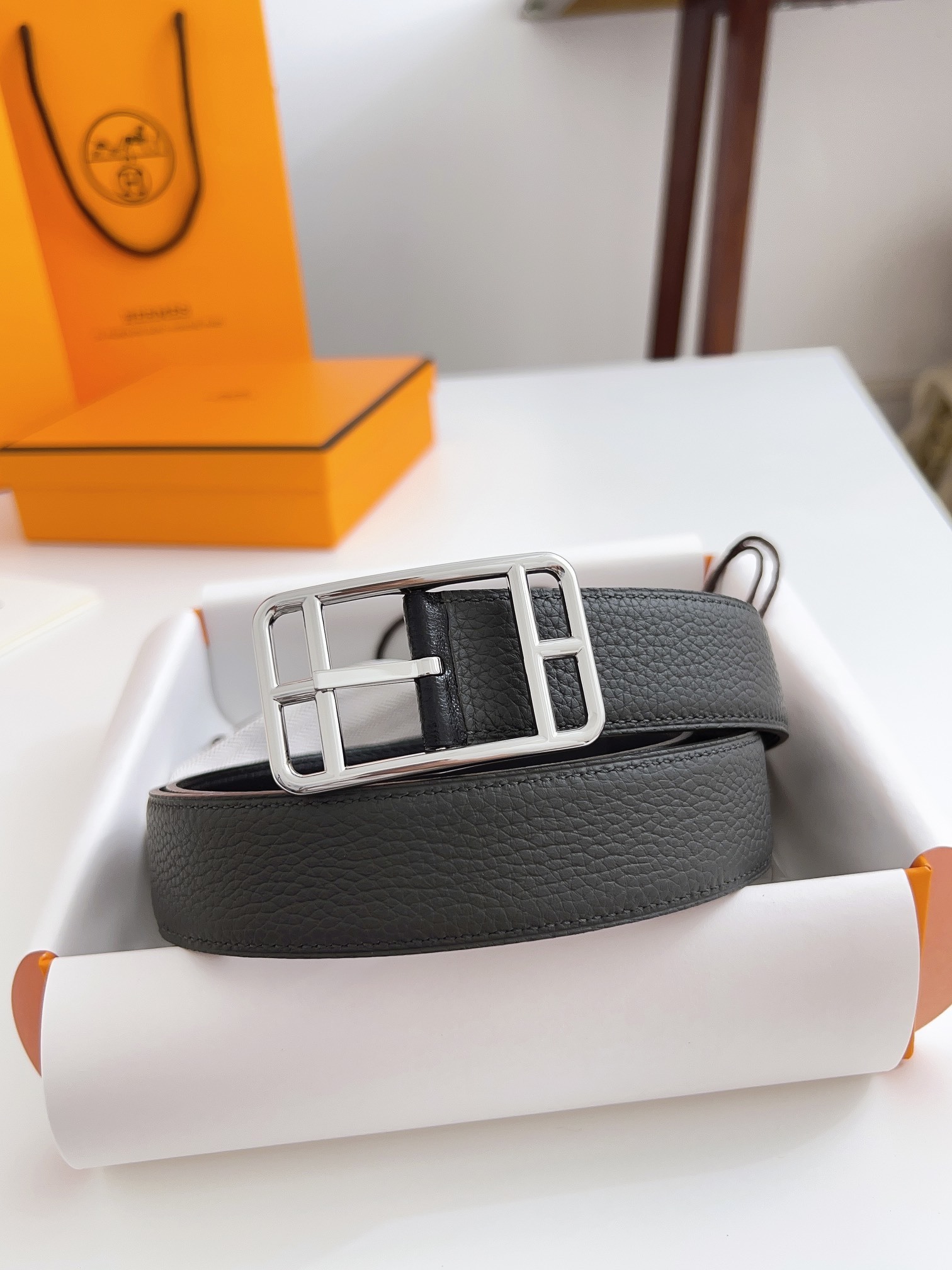 Hermès Luxury Leather Belt with Silver Buckle – Premium Grey Strap