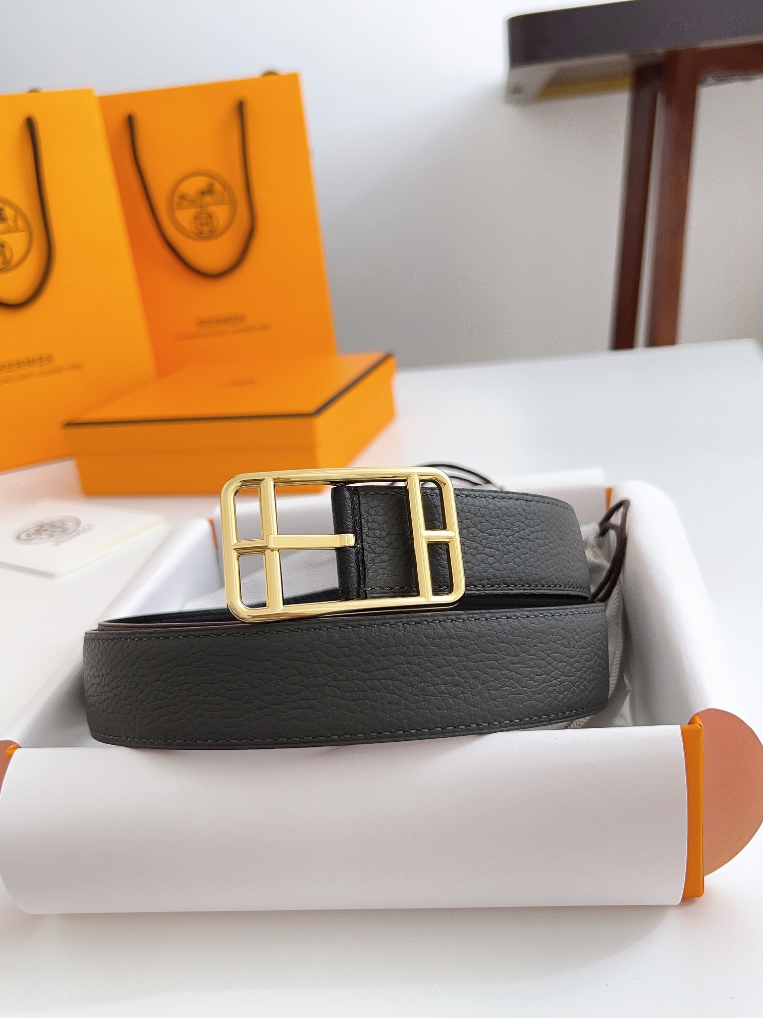 Luxury Hermès Leather Belt with Gold Buckle – Grey