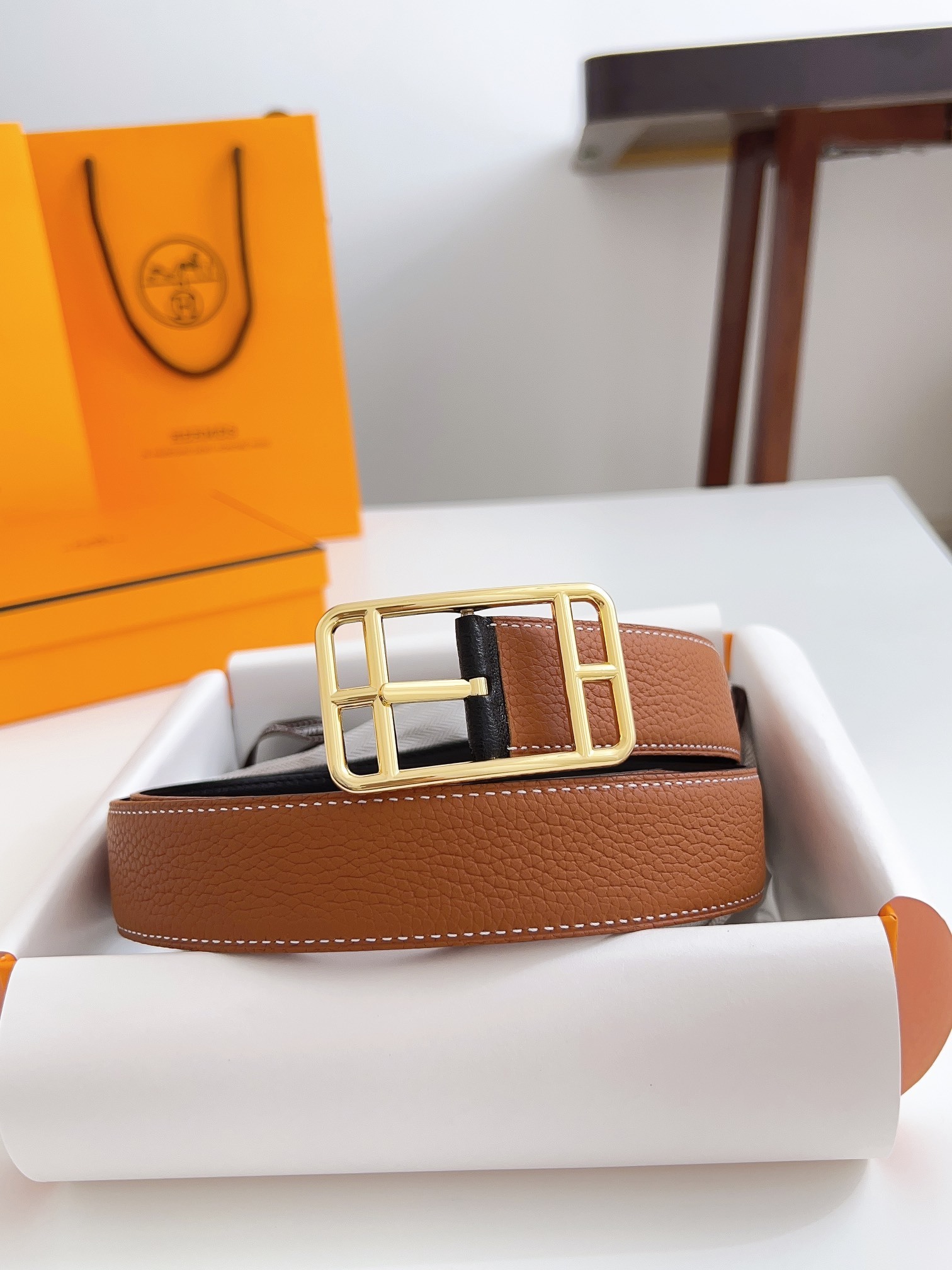Luxury Brown Leather Belt with Gold Buckle – Premium Accessory