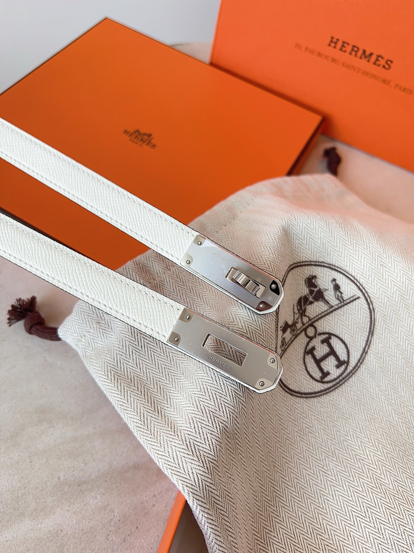 Hermès Kelly 18 Belt White Epsom Leather with Gold Hardware