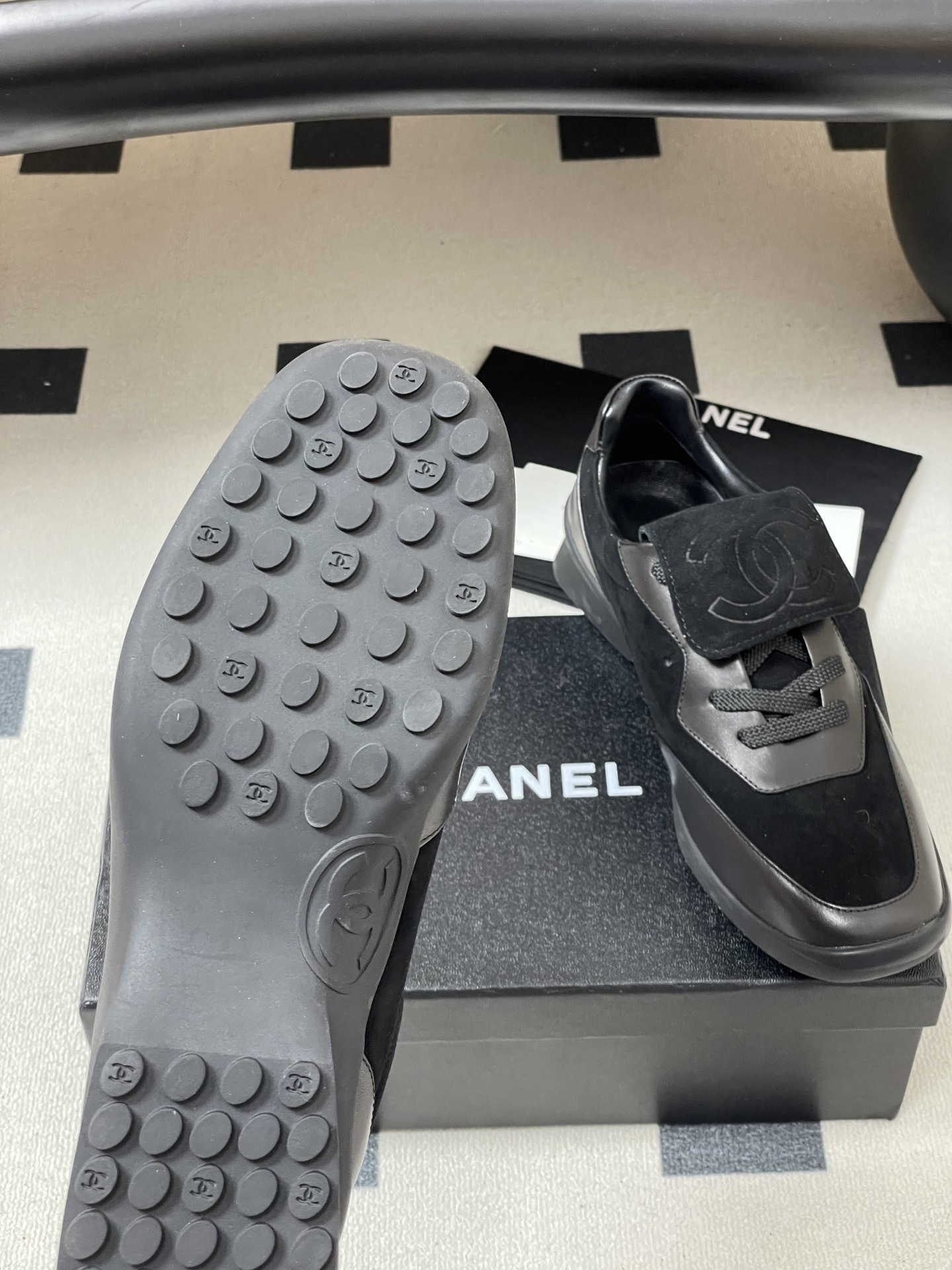 Pair of black Chanel sneakers made of suede and leather with interlocking CC logo on the tongue flap - Hình 8