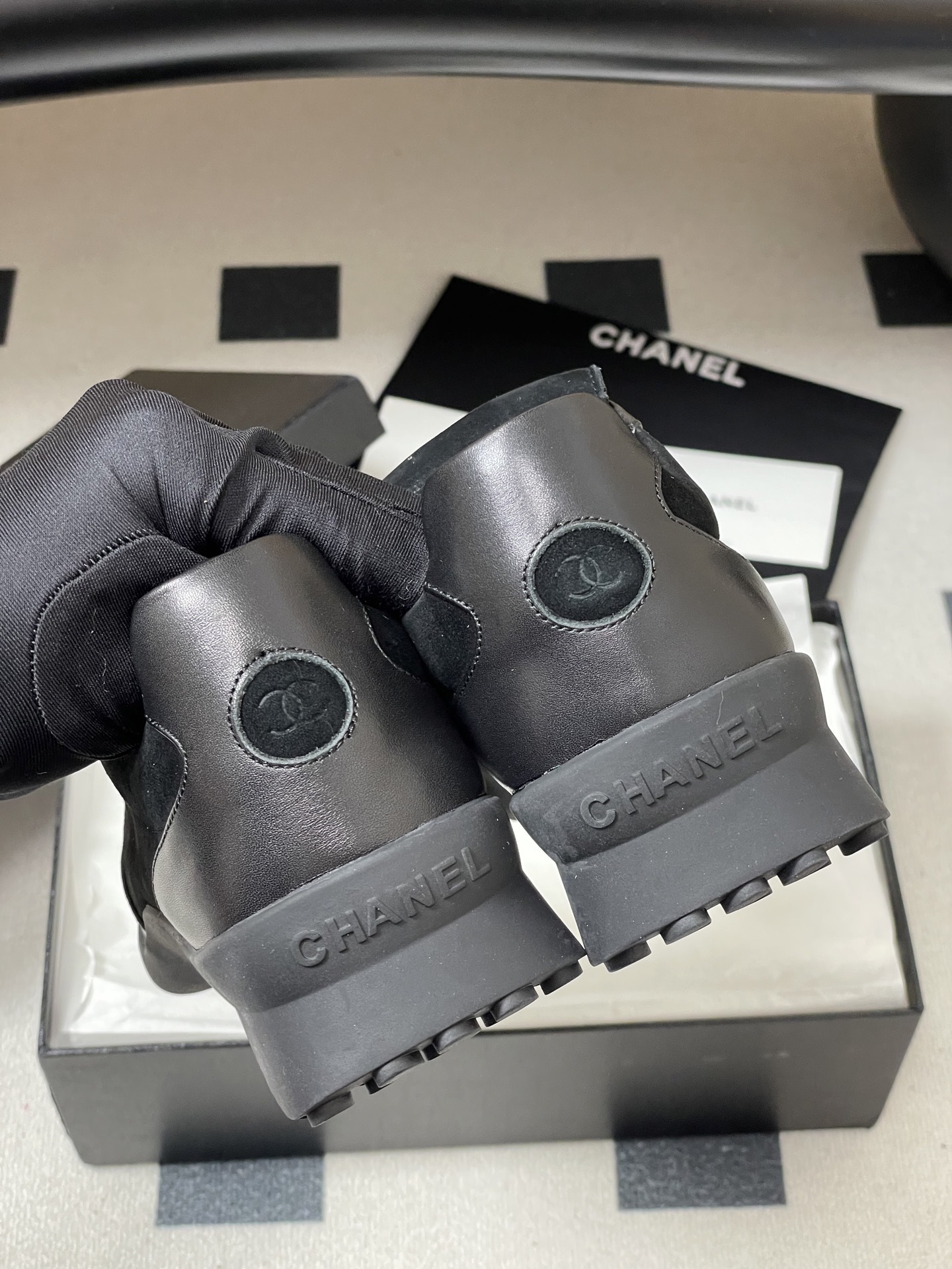 Pair of black Chanel sneakers made of suede and leather with interlocking CC logo on the tongue flap - Hình 7