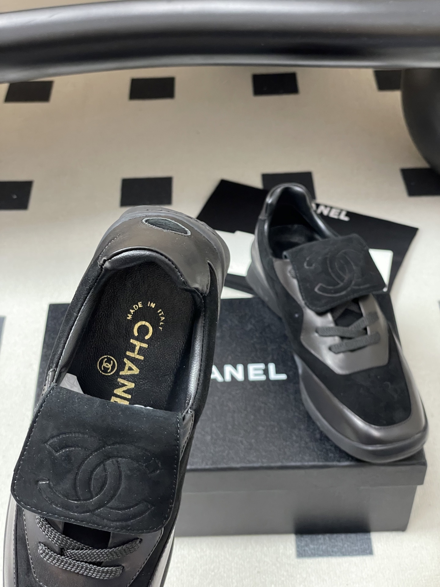 Pair of black Chanel sneakers made of suede and leather with interlocking CC logo on the tongue flap - Hình 6