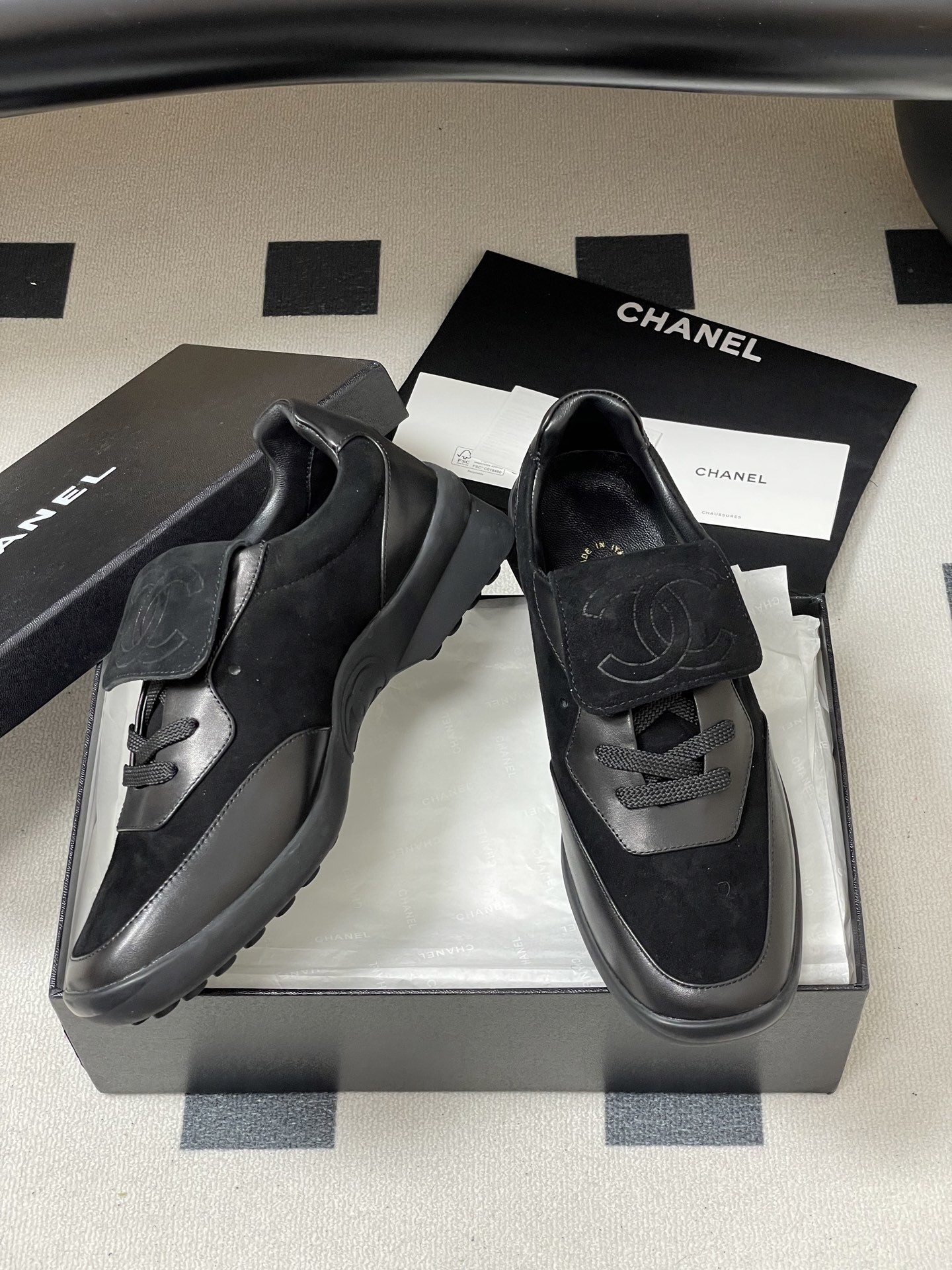 Pair of black Chanel sneakers made of suede and leather with interlocking CC logo on the tongue flap - Hình 5