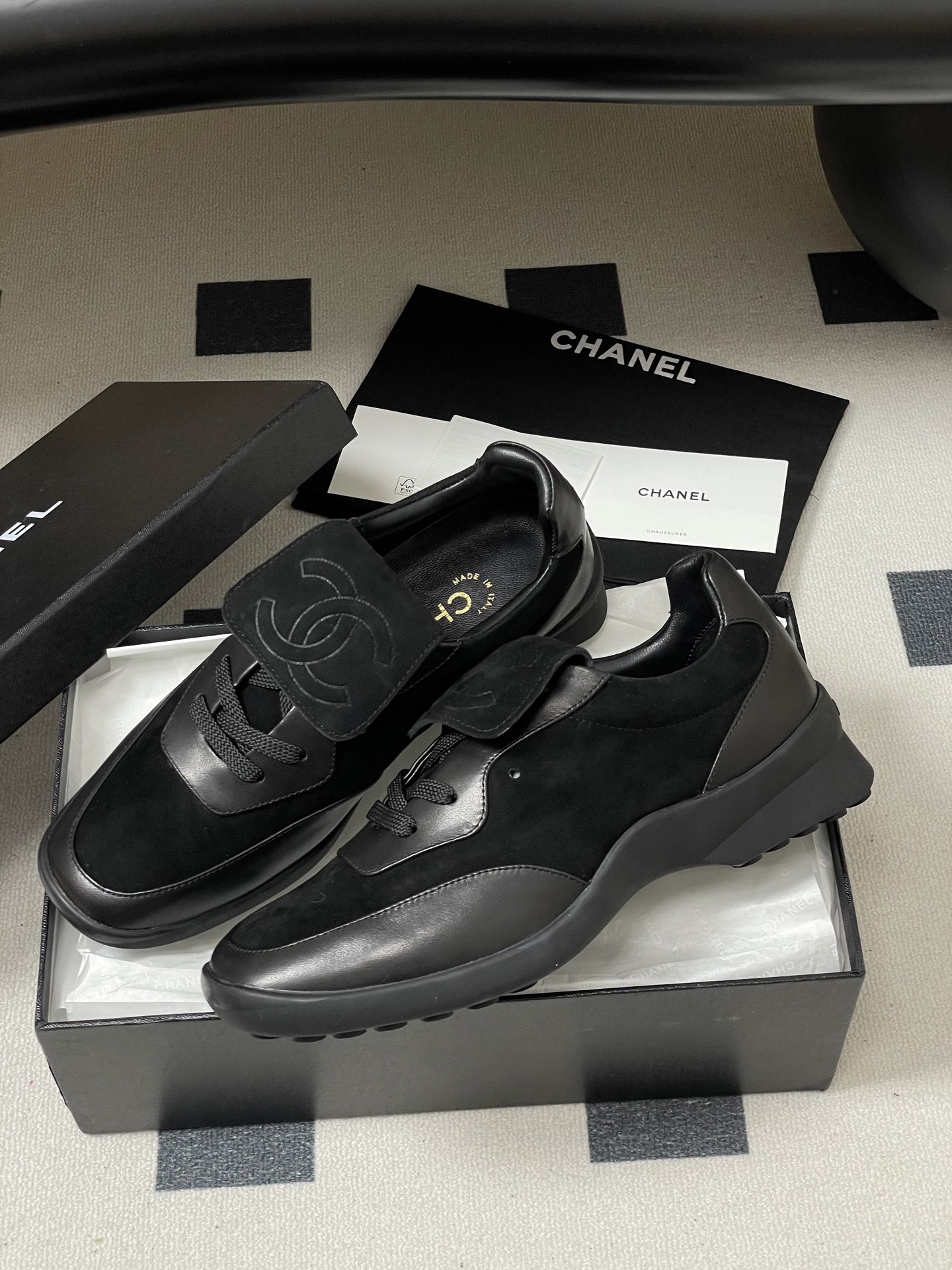 Pair of black Chanel sneakers made of suede and leather with interlocking CC logo on the tongue flap - Hình 4