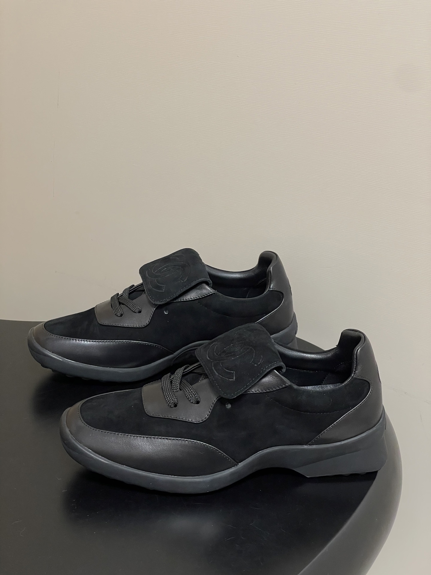 Pair of black Chanel sneakers made of suede and leather with interlocking CC logo on the tongue flap - Hình 3