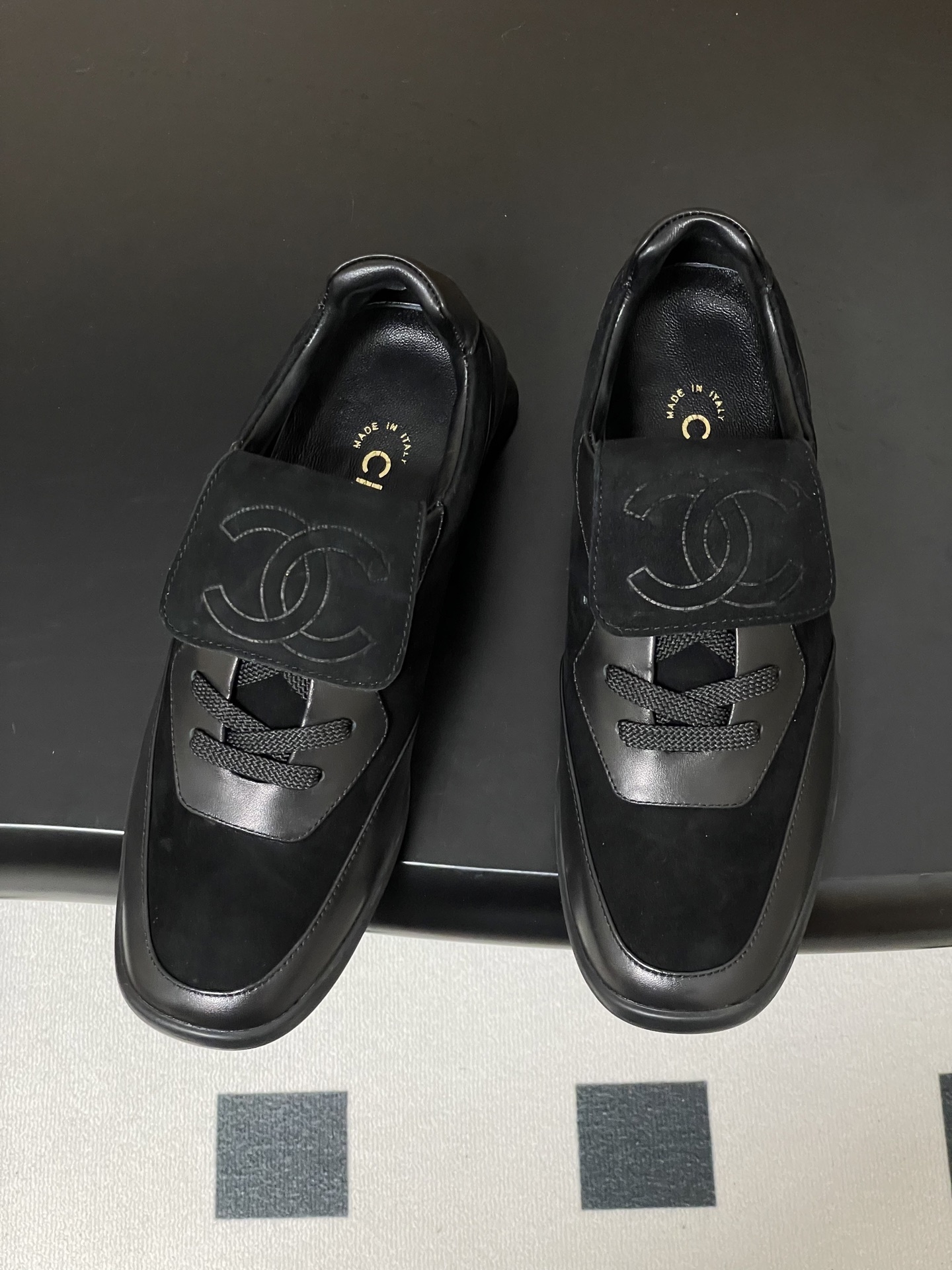 Pair of black Chanel sneakers made of suede and leather with interlocking CC logo on the tongue flap - Hình 2