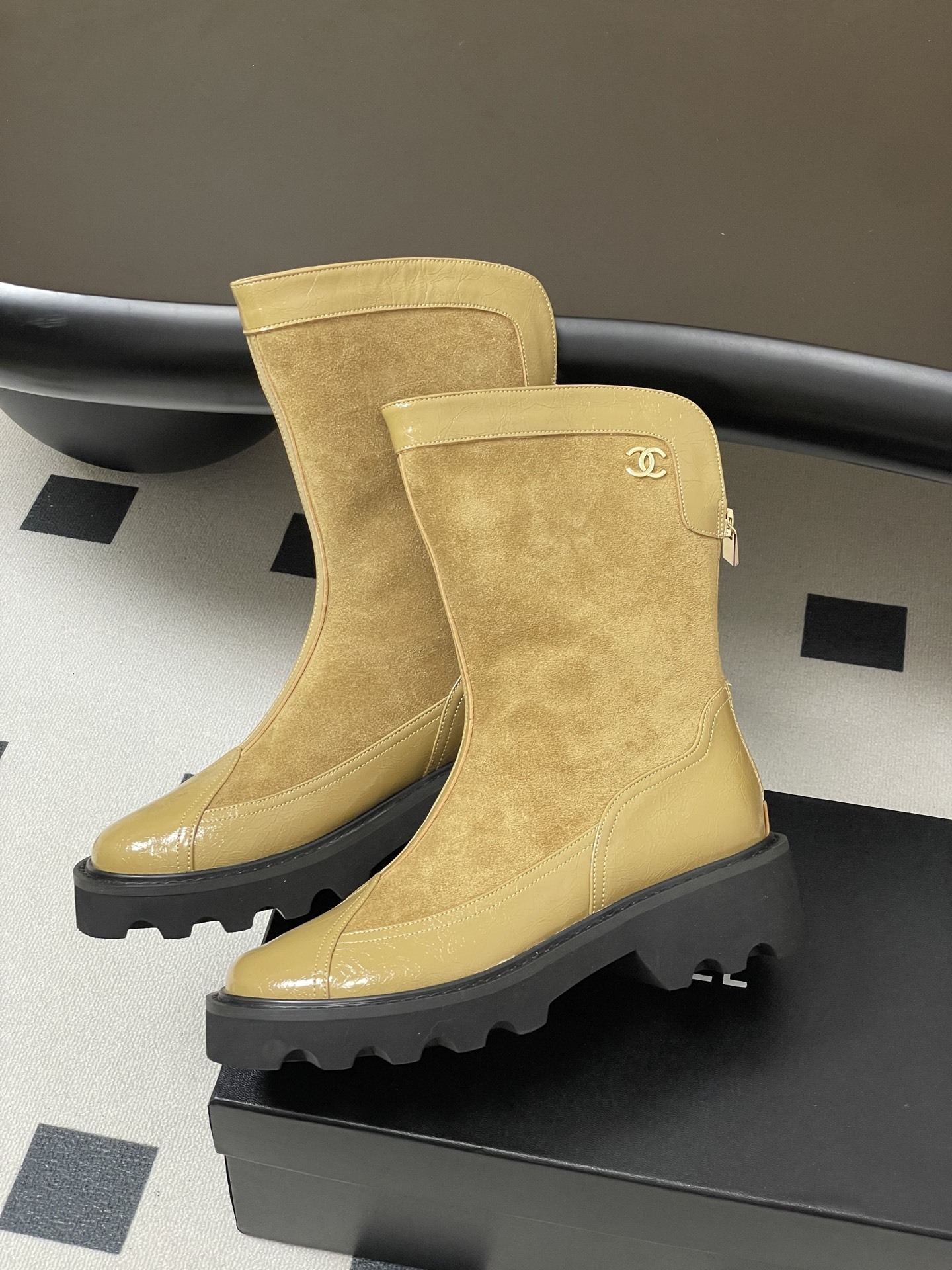 Pair of Chanel beige suede and patent leather mid-calf boots with black chunky lug soles and gold CC logo - Hình 4
