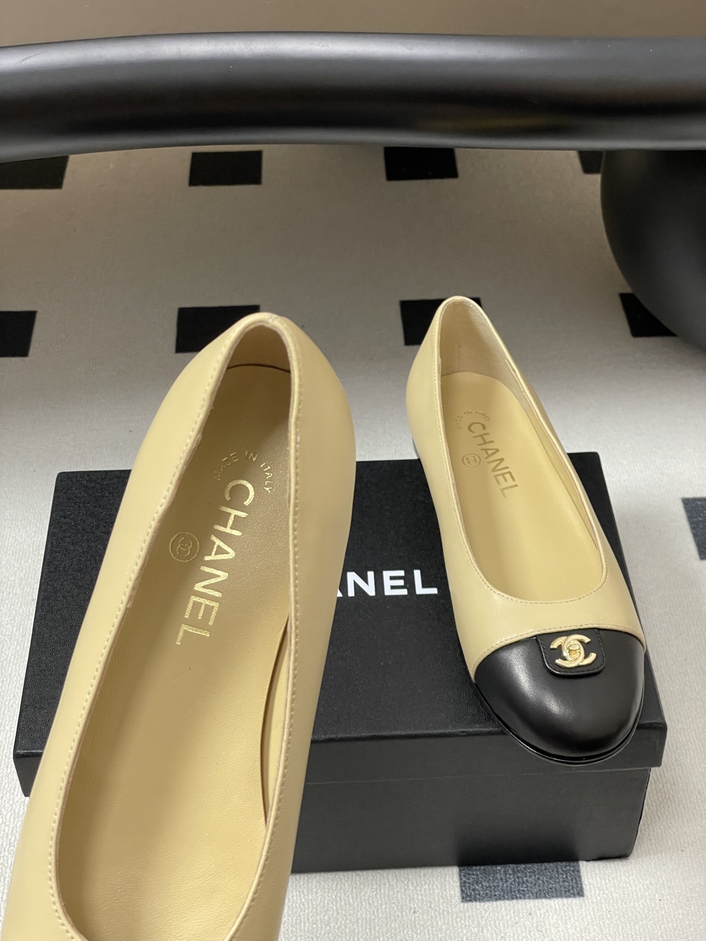 A pair of Chanel two-tone beige and black leather ballet flats featuring a gold CC logo on the toe cap. - Hình 7