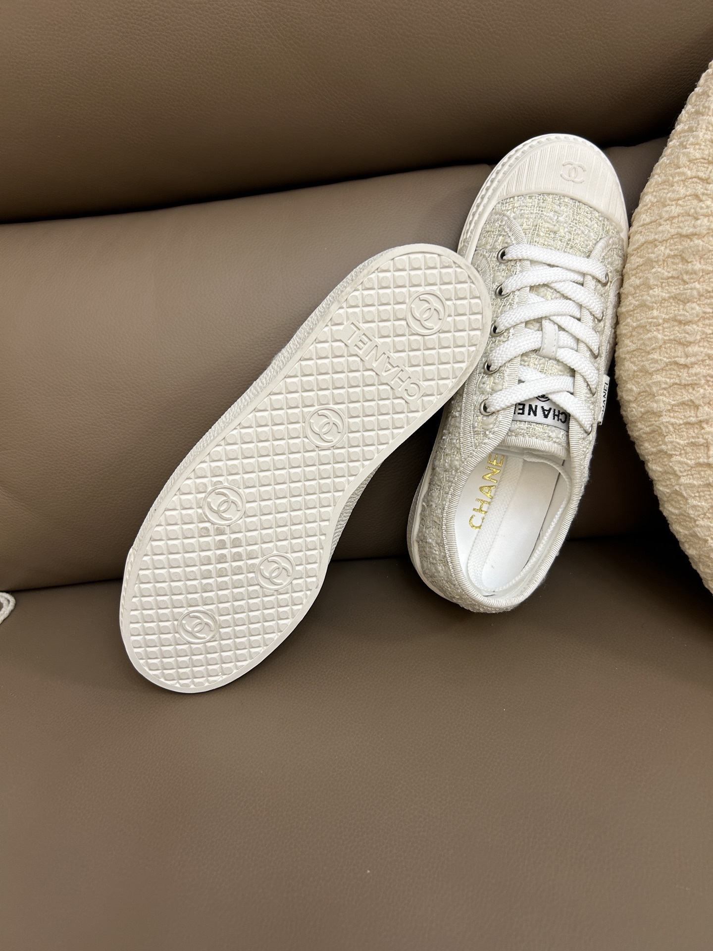 A pair of Chanel white tweed platform sneakers with white laces and CC logo on the rubber toe cap - Hình 8