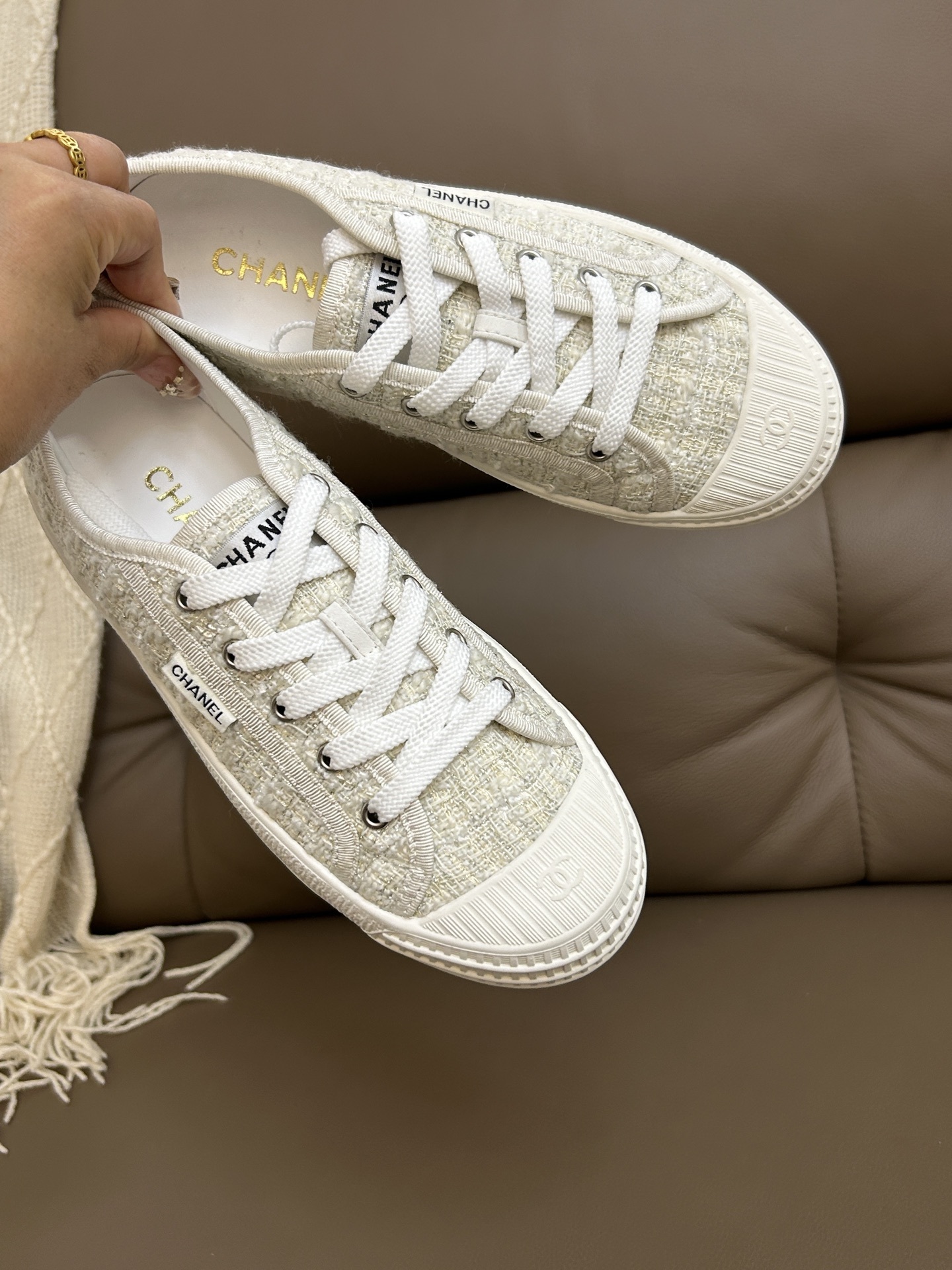 A pair of Chanel white tweed platform sneakers with white laces and CC logo on the rubber toe cap - Hình 4