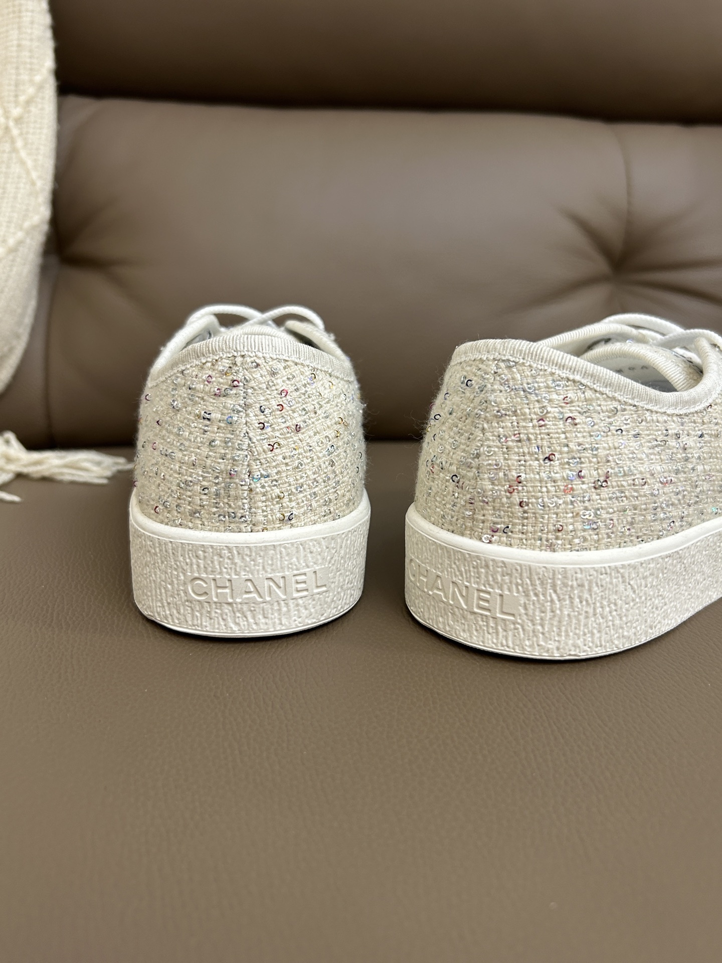 Pair of Chanel beige tweed sneakers with sparkling sequins and platform soles on a brown leather background - Hình 6