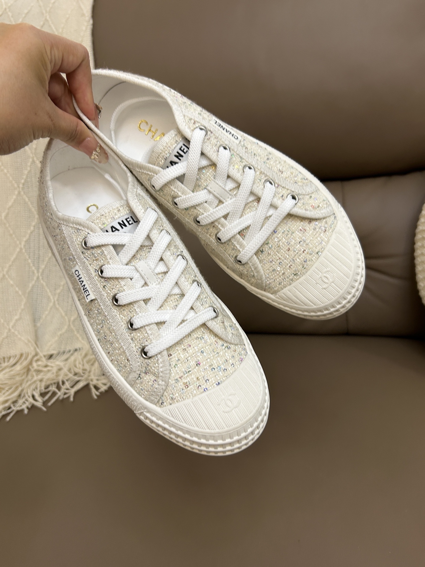 Pair of Chanel beige tweed sneakers with sparkling sequins and platform soles on a brown leather background - Hình 4