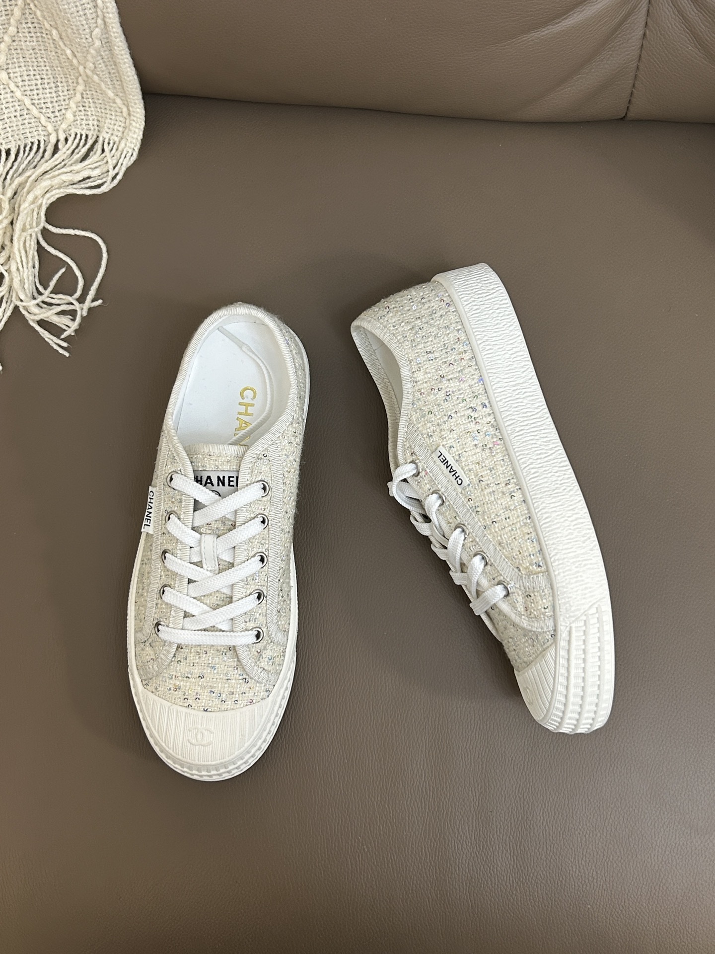 Pair of Chanel beige tweed sneakers with sparkling sequins and platform soles on a brown leather background - Hình 3