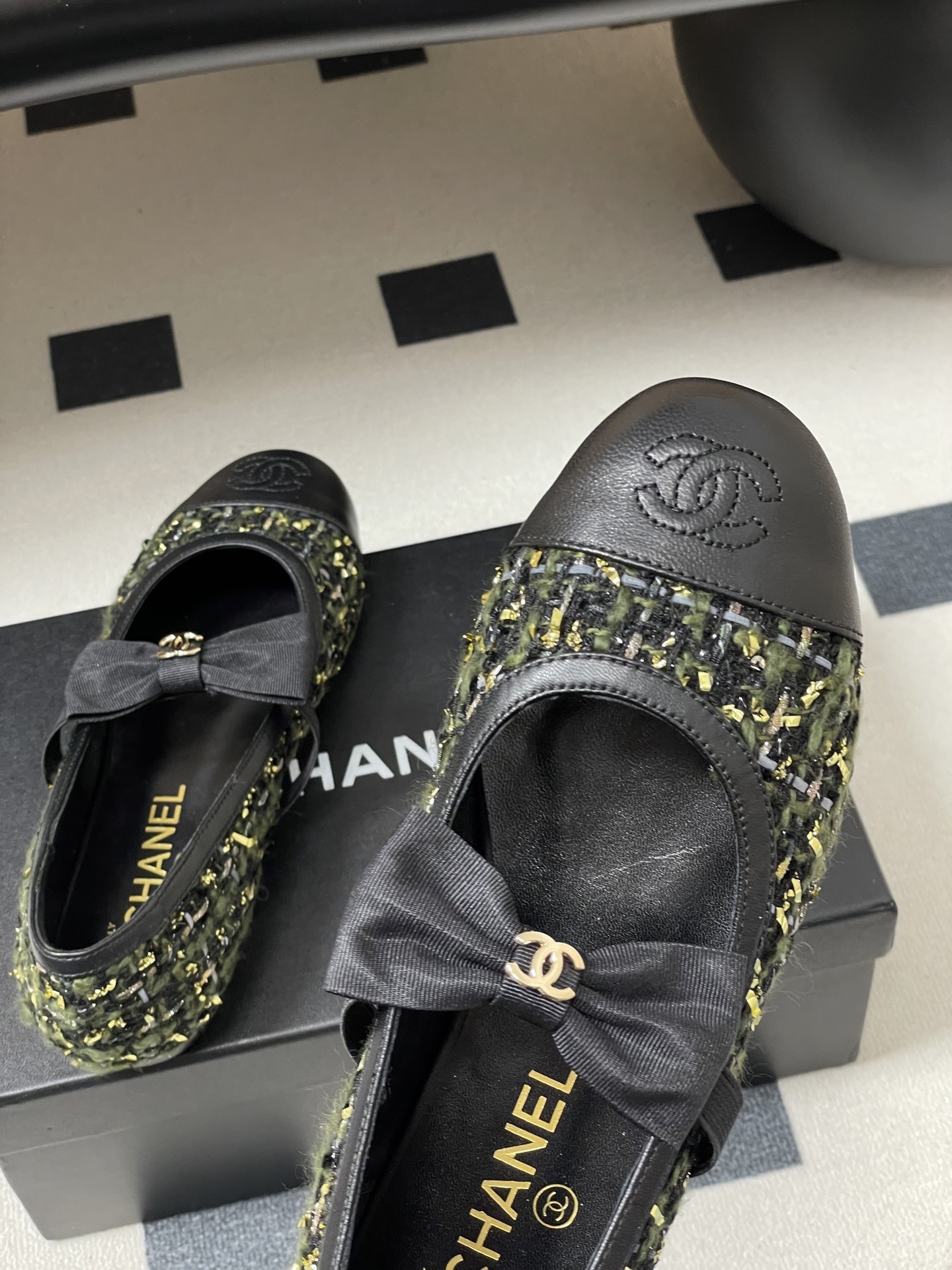 A pair of Chanel Mary Jane ballerina flats made of green and black tweed with leather cap toes and bow straps. - Hình 9