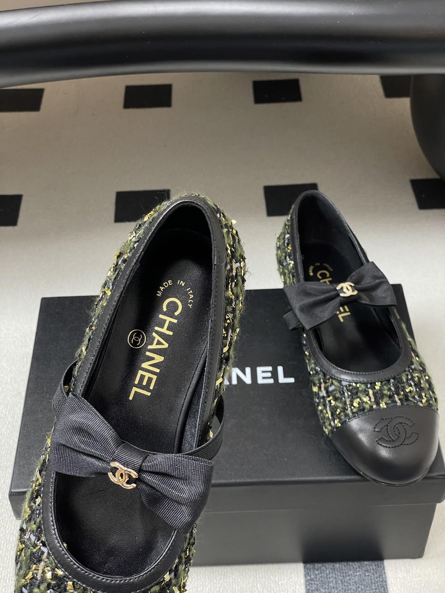 A pair of Chanel Mary Jane ballerina flats made of green and black tweed with leather cap toes and bow straps. - Hình 7