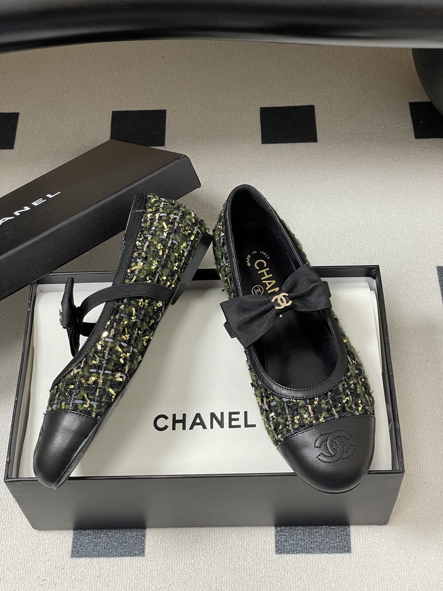 A pair of Chanel Mary Jane ballerina flats made of green and black tweed with leather cap toes and bow straps. - Hình 6