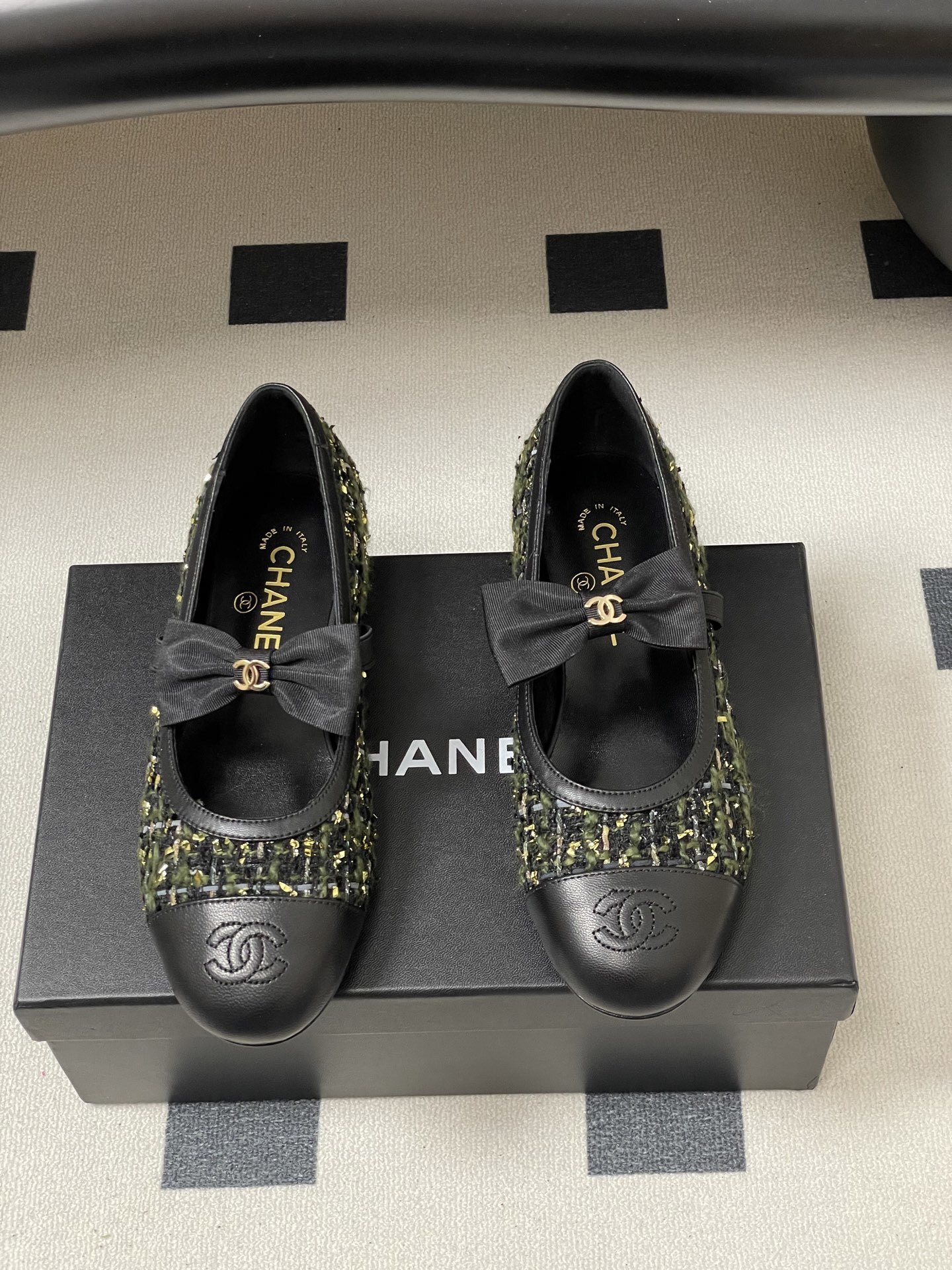 A pair of Chanel Mary Jane ballerina flats made of green and black tweed with leather cap toes and bow straps. - Hình 5